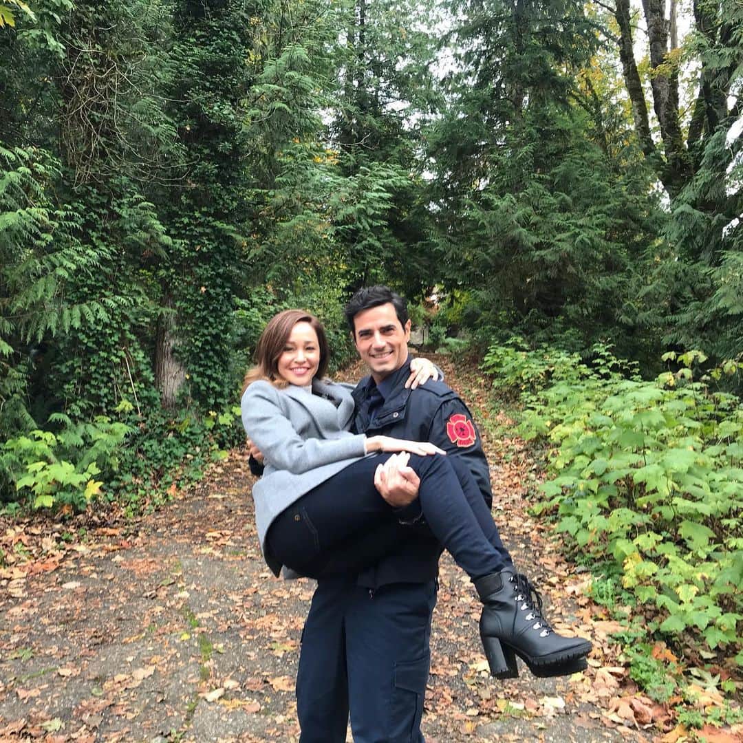 オータム・リーザーのインスタグラム：「Day 4: getting rescued by a hunky firefighter ☑️ Yes please! (...now with gingerbread cookies!) 🧑🏽‍🚒🔥✨ #12daysofchristmas #aglenbrookechristmas #December12 @hallmarkmovie #behindthescenes @antoniocupo」