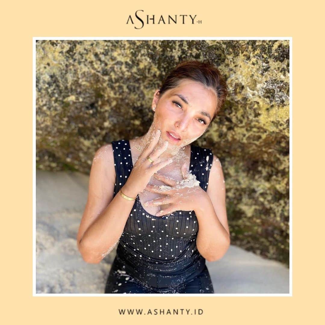 ASHANTY BEAUTY CREAM OFFICIALのインスタグラム：「Tidak perlu khawatir wajah menjadi kusam dan belang saat menikmati liburan terutama liburan di pantai, sebelum beraktivitas pastikan sudah menggunakan Day Cream by @ashantyid yang sudah mengandung SPF sehingga mampu melindungi kulit wajah dan menjadikan wajah tetap cerah berseri ✨  JANGAN LUPA NIKMATI DESEMBER SPECIAL PROMO 12.12   Ashanty Beauty Cream + Exclusive Eyeliner Pencil by Ashanty hanya Rp 550.000,- 😍  Tunggu apalagi ? Pesan sekarang juga sebelum kehabisaaaann!!!!  _________________________________ Informasi dan pemesanan : WA: 081293823950 WA: 085781140354 WA: 081287388885 WA: 087778489900 FAST RESPONS CLICK LINK yang ada di Bio IG @ashantyid  _________________________________ #ashantybeautycosmetics #beauty #cosmetics #brandlocal #kosmetikhalal #makeup #kosmetikartis #ashanty #thehermansyah #beautyvlogger #jualkosmetikmurah #kosmetikmahal #kosmetikbagus #ashantyid #keluargaasix #ashantyhermansyah #mua」