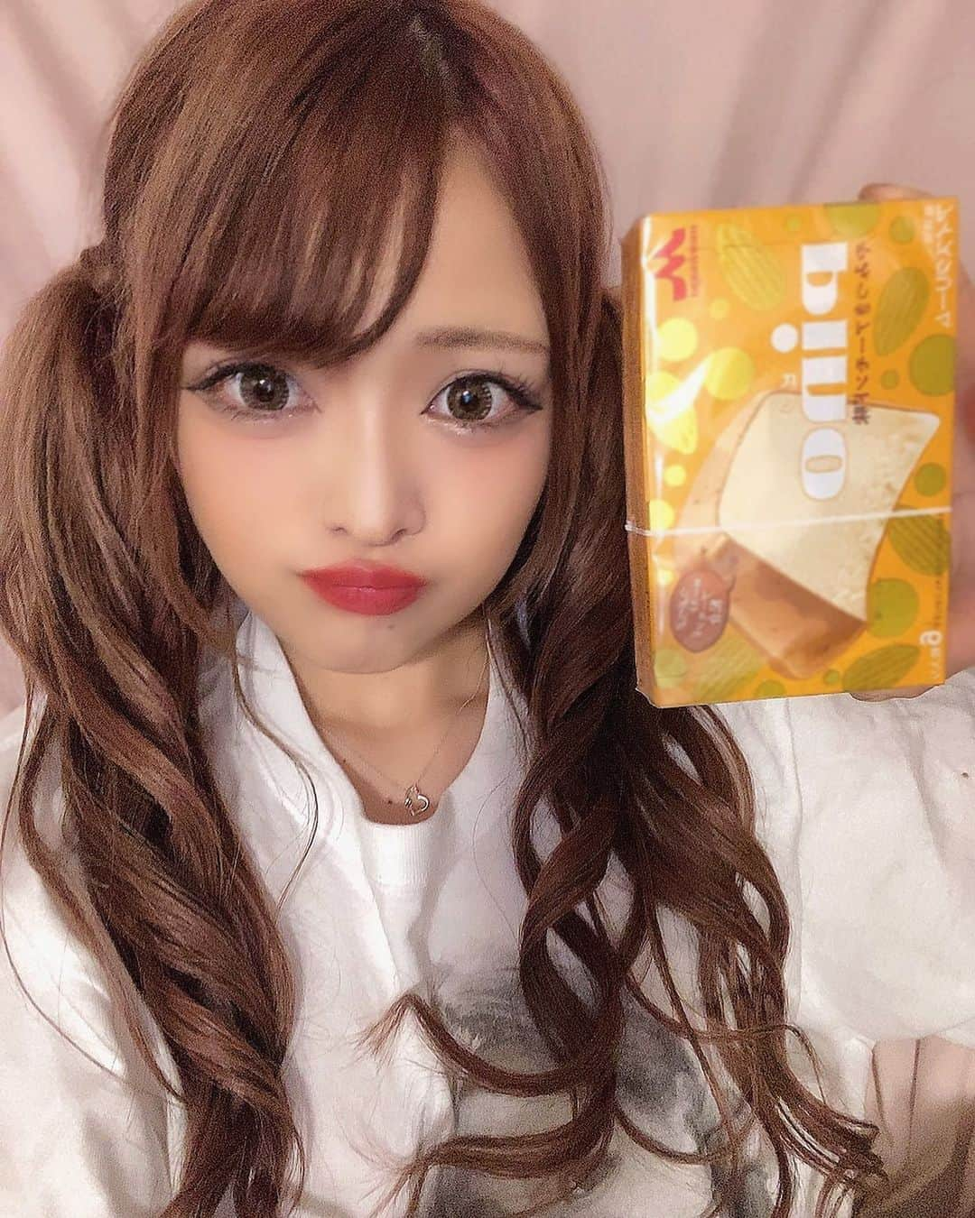 ミランさんのインスタグラム写真 - (ミランInstagram)「朝から幸せ🥺💓💓💓 ・ 24個入りのやつで1番好きな味💛🤍 最近毎日食べてて家にストックしてる🐳 星が1回もでないんだけど アーモンドで星出た人いるのっ？！？？😕 ・ ・ ・ #ピノ#ピノアーモンド#アイスクリーム#至福の時#ご褒美#ツインテール#最強ツインテール#ツインテール協会#毎日ツインテール#doll#お人形さんになりたい#清楚系女子#清楚ギャル#ショーガール#バーレスク#バーレスクヤバイ#バーレスク東京#アニメ#ツンデレ女子#アイドル#acmilan#ライブ配信#かわいいは正義 #おうちでキャンプ#プレステ5欲しい#サンタさん」12月5日 9時32分 - milan_partyon