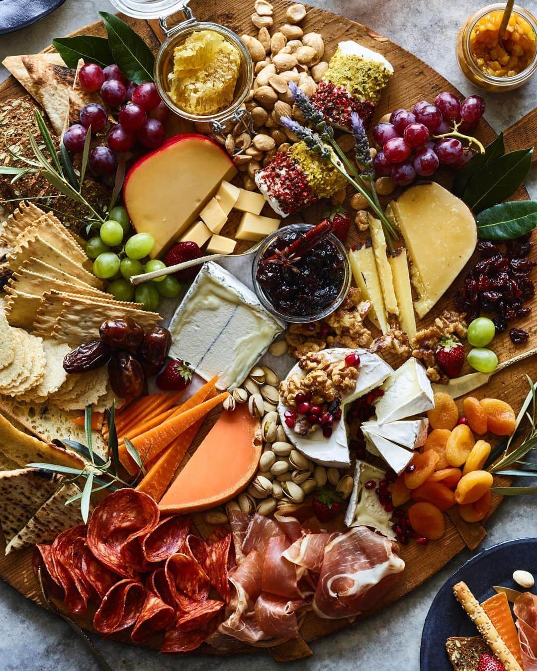 のインスタグラム：「Remember the olden days when you could make a cheese board and actually SHARE it with friends.... I miss those days 😂😂 Just over here dreaming of eating cheese with my friends (or honestly some strangers would be cool too) and doing day 4 of the 12 days of WGC!! @sonos is involved and there are gonna be 3 winners! Details to enter on my stories now!!」