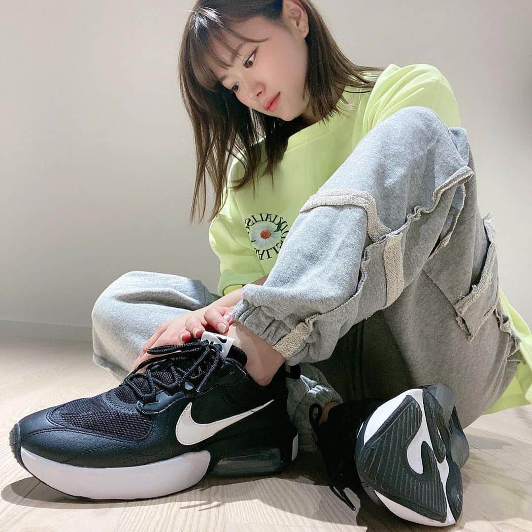 STYLERUNNERさんのインスタグラム写真 - (STYLERUNNERInstagram)「Designed with every woman in mind, the mix of textured and colours will fill that gap in your sneaker collection. 🖤🤍」12月5日 9時40分 - stylerunner