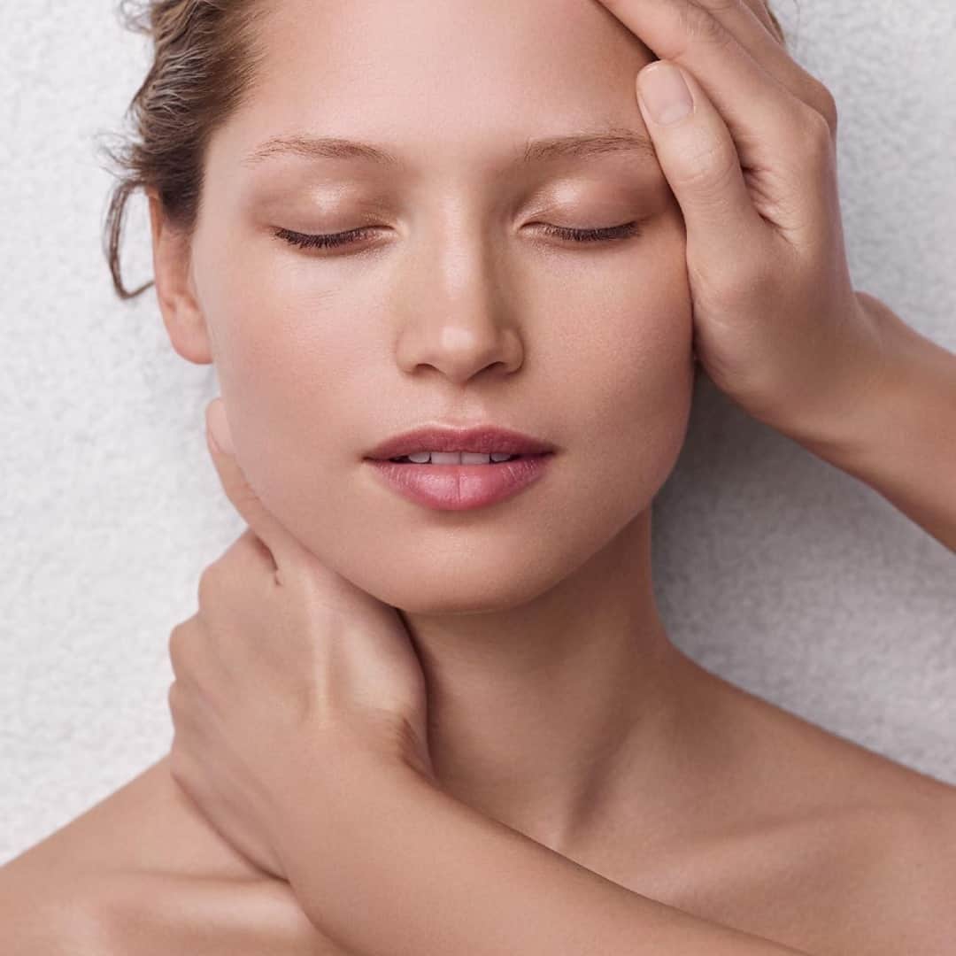 Clarins Canadaのインスタグラム：「Did you know Clarins was born in a spa? Discover the Clarins Art of Touch. 💆‍♀️ ⁣ During each treatment, our expert beauty therapists adapt their movements and hand pressure to stimulate microcirculation and lymphatic drainage. The skin is left feeling smooth, the complexion glows and the entire body feels relaxed. ⁣ __________⁣ Saviez-vous que Clarins est né dans un spa ? Découvrez donc l'Art du Toucher Clarins.💆‍♀️ Lors des soins, nos esthéticiennes expertes adaptent les mouvements et la pression de leurs mains de façon à stimuler la microcirculation et le drainage lymphatique. La peau est donc lissée, le teint plus éclatant et l’ensemble du corps est détendu. ⁣ .⁣ .⁣ .⁣ #Clarins #ItsAllAboutYou #ClarinsSpa #Spa #Skincare」
