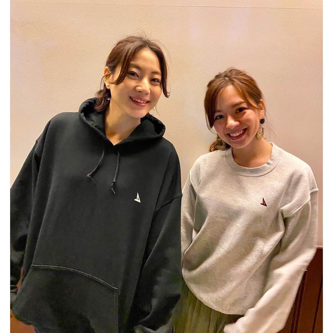 芳賀愛華のインスタグラム：「. 函館にあるsouthcedardriveinn さんの オリジナルロゴスウェット❤️❤️ めっちゃカッコいいですよね😎❤️ サイズが豊富で、今回私は割とジャストサイズにしましたが mitsukiみたくオーバーサイズで着ても可愛い🤤❤️ カラバリも豊富なので友達や家族でペアで着るのもいいですよね🥰 お洒落な服にアウトドア用品もたくさん💗 函館に行ったら絶対に行きたいお店✌️❤️❤️ #スウェット#パーカー#スウェットコーデ#函館#サウスシダードライブイン」