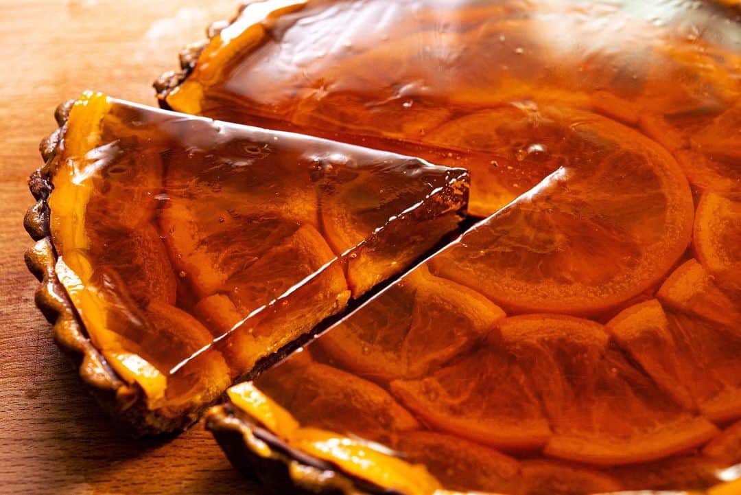 のインスタグラム：「"Orange tart of the sun" Orange tea jelly tart 「太陽のオレンジタルト」オレンジを組み合わせて太陽に象ったタルト  YouTube https://youtu.be/Kmjdai9b8gk  #Youtube #asmrfood #foodie #instafood #dessertporn #yummy #recipe #chocolate #tasty #dessert #チョコレート #chocoholic #recette #orange #オレンジ #オレンジコンフィ #orangeconfite #orangeconfit #tart #jelly #ゼリー #cake #cakedecorating #cakedesign #cakeart #sun #sunart #orangecake」