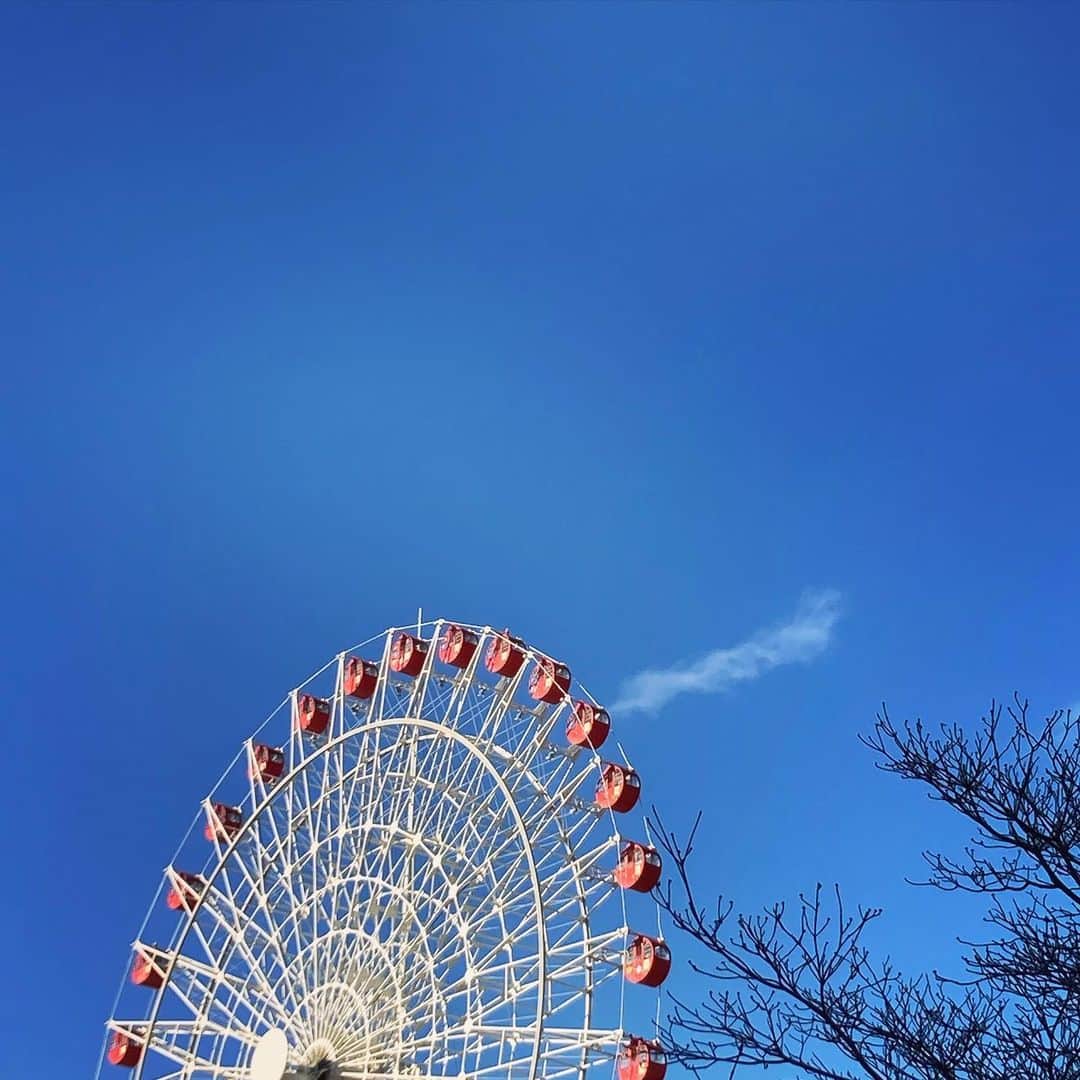 睦のインスタグラム：「冬の青空に観覧車。  １つのゴンドラから、 もくもくと雲が 出て行くみたいに見えて パチリ。  すっかり寒いけど、 お買い物ついでに 散歩はしたいもの。  もう12月なのに、 師走感をイマイチ 体感できてないなぁ😅  今年は。  会いたい人たちに、 会える機会は お預けな年末年始。  ゆる〜っとな 年越しだろうなぁ。  ま、それは毎年かっ。  正直、 元気は少なめだけど🥲  お笑い番組で笑えたり、 本を読みまくったり、 意識的な気分転換を 心がけたい毎日。  心置きなく、 友達に会える日が 来年には 来て欲しいですねぇ。  #12月  #december  #観覧車  #空  #冬空  #sky  #winter  #wintersky  #ferriswheel  #friend  #散歩　 #walk  #買い物　 #友達　 #年末年始　 #師走  #元気　 #お笑い  #雲　 #cloud  #shopping  #見上げる  #回る  #ssw  #モデル　 #artist  #lyricist  #model  #井上睦都実 #睦」