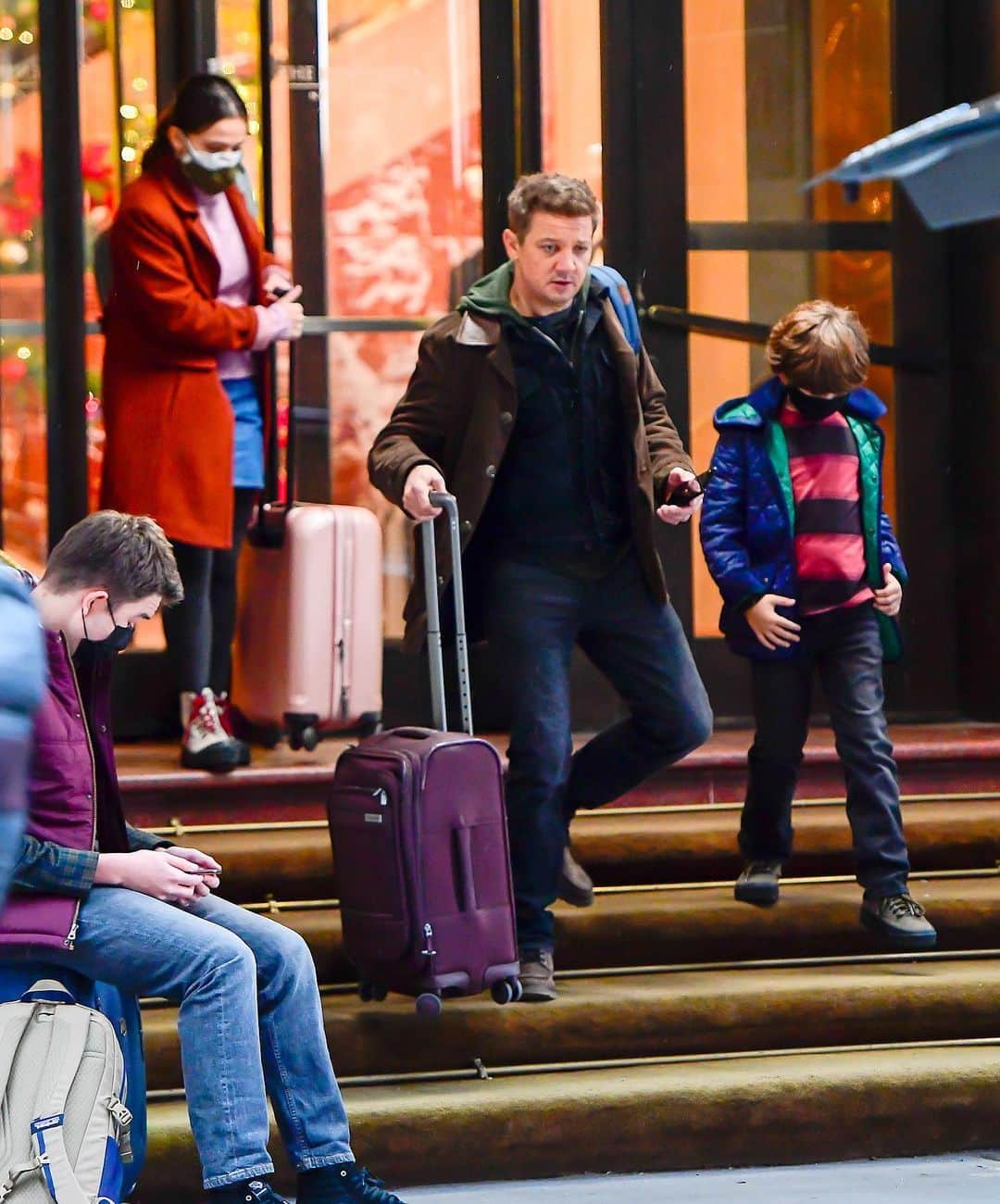 Just Jaredさんのインスタグラム写真 - (Just JaredInstagram)「Jeremy Renner was spotted filming scenes for “Hawkeye” in New York City alongside the young actors playing Clint Barton’s kids! #JeremyRenner #Hawkeye Photos: Getty/GC Images」12月5日 9時48分 - justjared