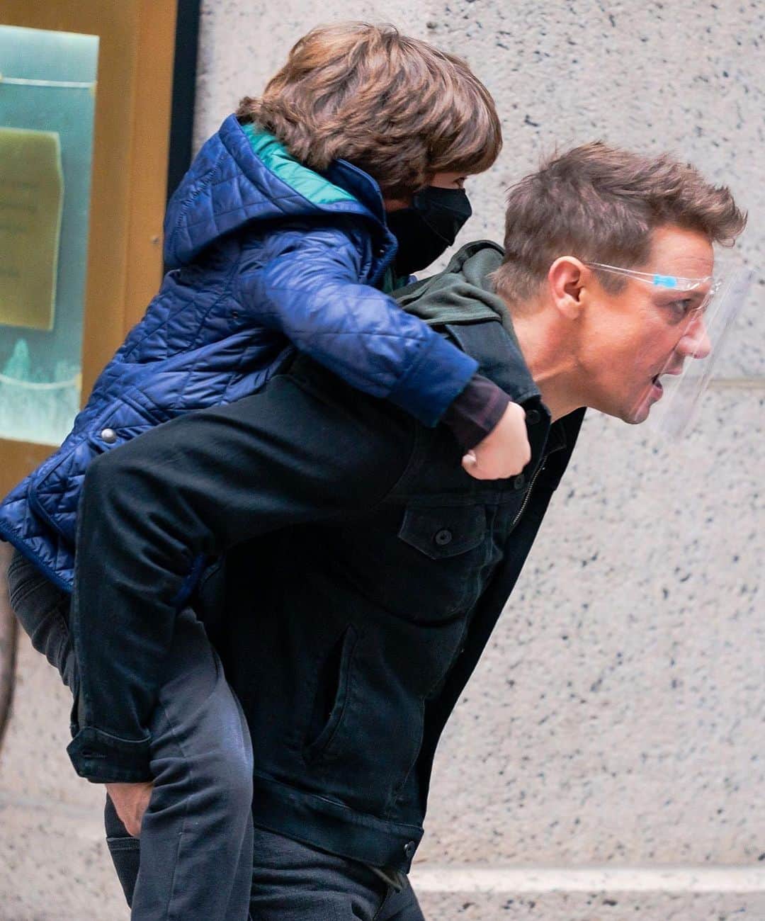 Just Jaredさんのインスタグラム写真 - (Just JaredInstagram)「Jeremy Renner was spotted filming scenes for “Hawkeye” in New York City alongside the young actors playing Clint Barton’s kids! #JeremyRenner #Hawkeye Photos: Getty/GC Images」12月5日 9時48分 - justjared