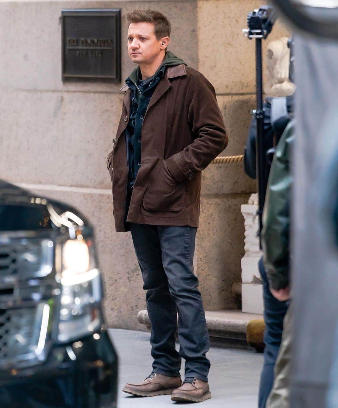 Just Jaredさんのインスタグラム写真 - (Just JaredInstagram)「Jeremy Renner was spotted filming scenes for “Hawkeye” in New York City alongside the young actors playing Clint Barton’s kids! #JeremyRenner #Hawkeye Photos: Getty/GC Images」12月5日 9時48分 - justjared
