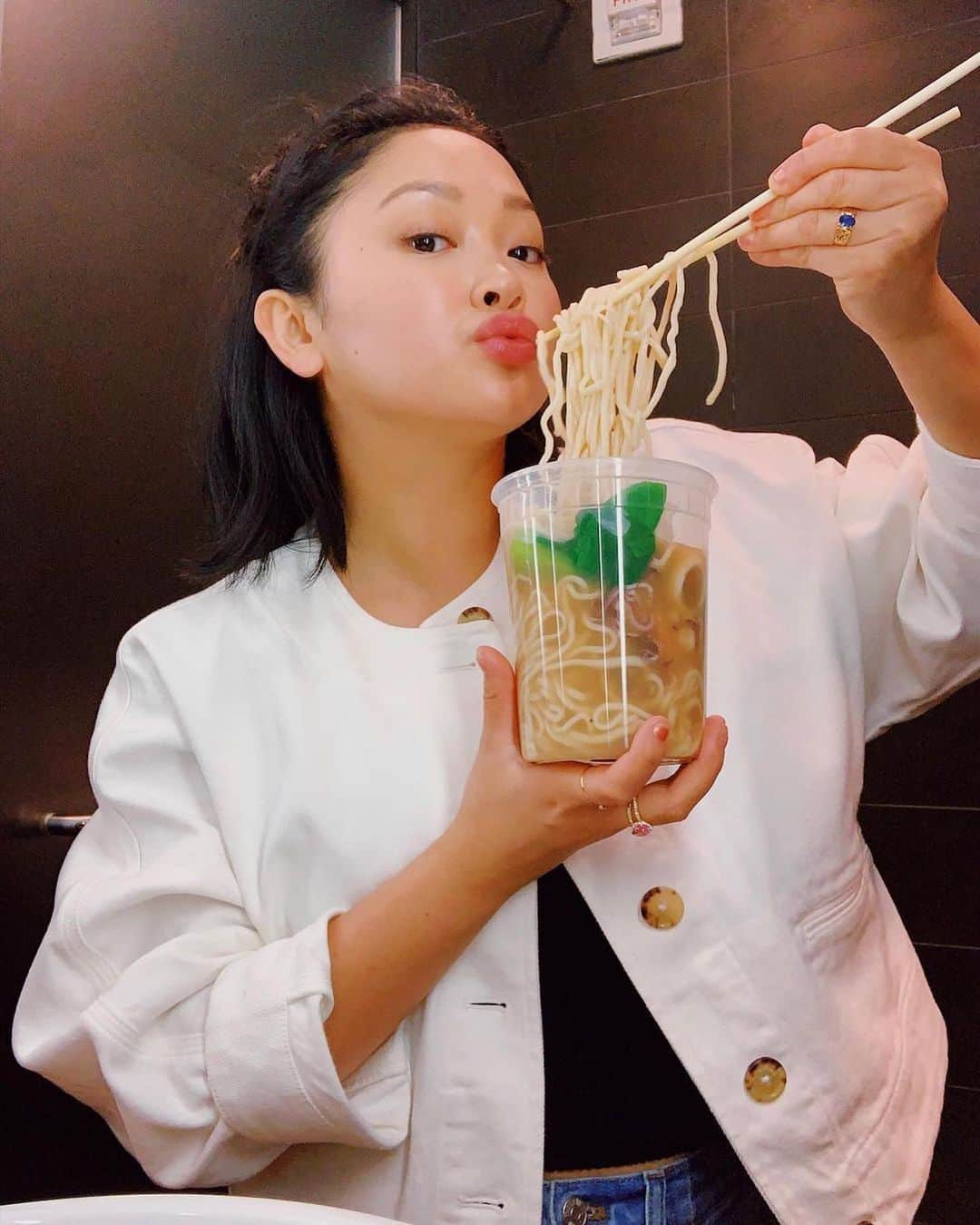 Teen Vogueさんのインスタグラム写真 - (Teen VogueInstagram)「Consider this a loving tribute to @lanacondor and her love of all things delicious 😍🍜 Savor the immaculate flavor with Lana, us, @selenagomez, @traceeellisross + more at Saturday's #TeenVogueSummit!! Tickets for the virtual event are still left at the #linkinbio. 🎟️」12月5日 9時51分 - teenvogue