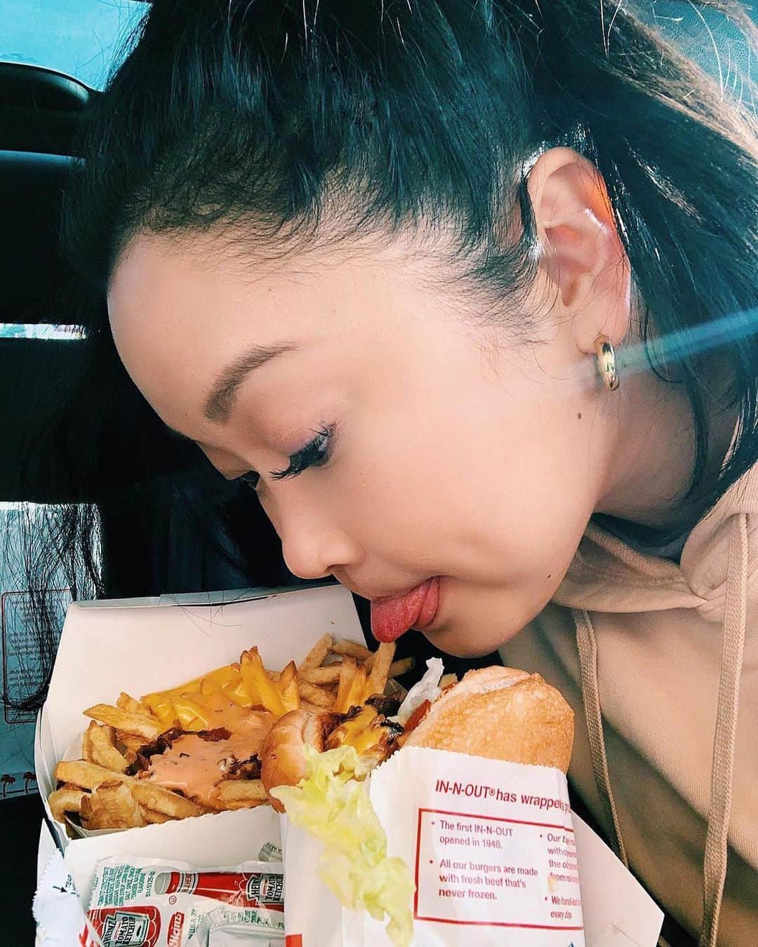 Teen Vogueさんのインスタグラム写真 - (Teen VogueInstagram)「Consider this a loving tribute to @lanacondor and her love of all things delicious 😍🍜 Savor the immaculate flavor with Lana, us, @selenagomez, @traceeellisross + more at Saturday's #TeenVogueSummit!! Tickets for the virtual event are still left at the #linkinbio. 🎟️」12月5日 9時51分 - teenvogue