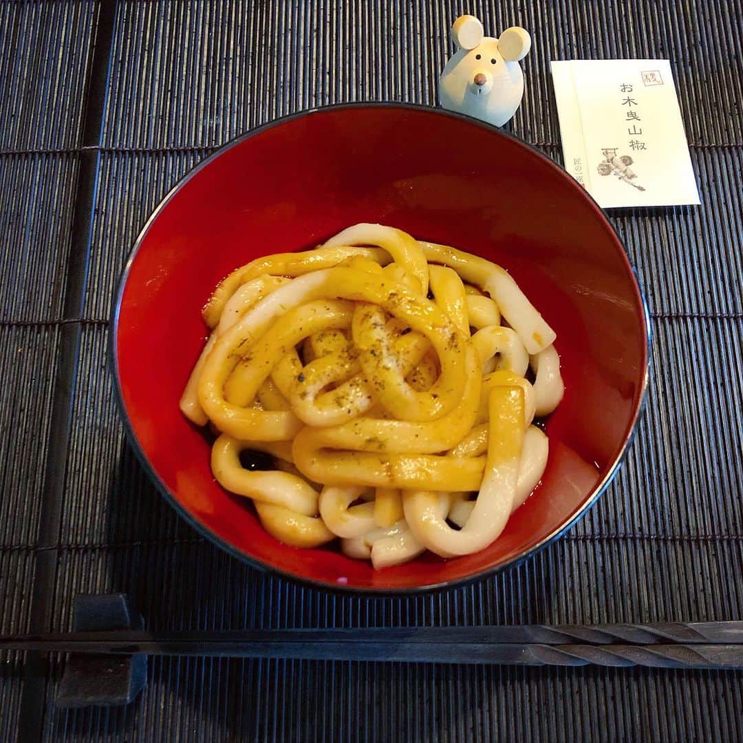 榊山敬代のインスタグラム：「🍲🙏… . 金曜日ランチは 両親のお土産で いただきました 伊勢うどんにて  お口は伊勢気分の巻  なつかしいなぁ〜という あまい喉ごしに浸るとき  山椒のパッケージは 日本画素材の金泥が 入っているみたいで  これまたキュンとしましたひとコマ  山椒が入ってるだけなのに パッケージって大切だなぁ  #パッケージデザイン #見るの好き ・ ・ ・　 #おうちごはん 工夫 #enjoyhome ・ ・ #12月 ・ ・ #おうちランチ #lunch #ランチ #和食 #山椒 #おうどん #うどん #伊勢うどん #頂き物　#お伊勢さん  #udon #あったまる #hot #麺スタグラム #Japanese #artist #cooking  #日本画家 の#お料理こんなもん」