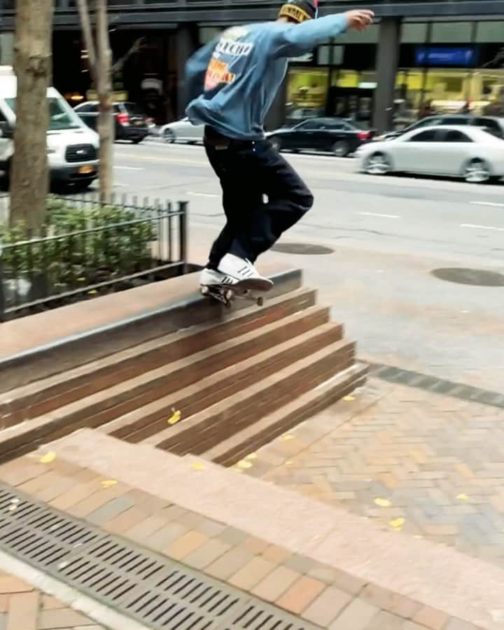 スラッシャーのインスタグラム：「Hurry, let’s do this before it rains @kris.sb ☔️ Filmed by @williamstrobeck」