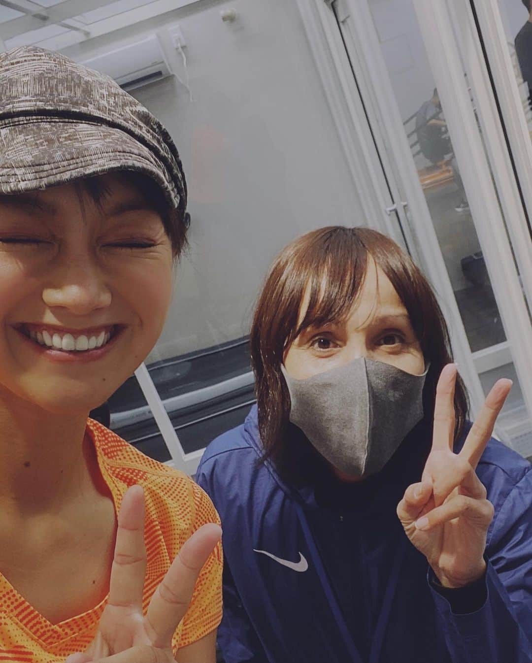 福島和可菜さんのインスタグラム写真 - (福島和可菜Instagram)「猫さんと久しぶりに再会して、低酸素ルームを走ると言うので、そっからjoin👍 （昨日の続きです）  ハイテクタウンにて、 少しだけ低酸素ルームで走りました🏃‍♂️  標高3000m⛰  息切れの連続じゃー（笑）  苦しいんだけど、でもやっぱり走るって楽しい😊 何より、スピードを上げられる様になったのが本当に嬉しいです😭　　  そして、私が捻挫した5日後に同じくトレイルの下りで捻挫をしてしまった、 小川ミーナさんにも会えました😍  まだギブス？ギプス？を🥺 治ったら一緒に走りましょーう🏃‍♂️ 中島コーチも変わらず元気でした✨  さて、今日はスチール撮影＆生放送＆打ち合わせだす😁  朝ご飯いっぱい食べたけど、 お昼ごはんもいっぱい食べて頑張ろーう👍  #低酸素 #room #標高 #3000 #m #ハイテクタウン #トレッドミル #捻挫組 #trail #下り #気を付けよう #ニャー #猫　さん #join #with #低酸素ルーム #Olympia #Love #running #走れる #喜び #嬉しい ミーナさん #お大事に #一緒に走ろう #🏃‍♂️ #👟 #❤️ #😸 #✨」12月5日 9時59分 - fukushimawakana