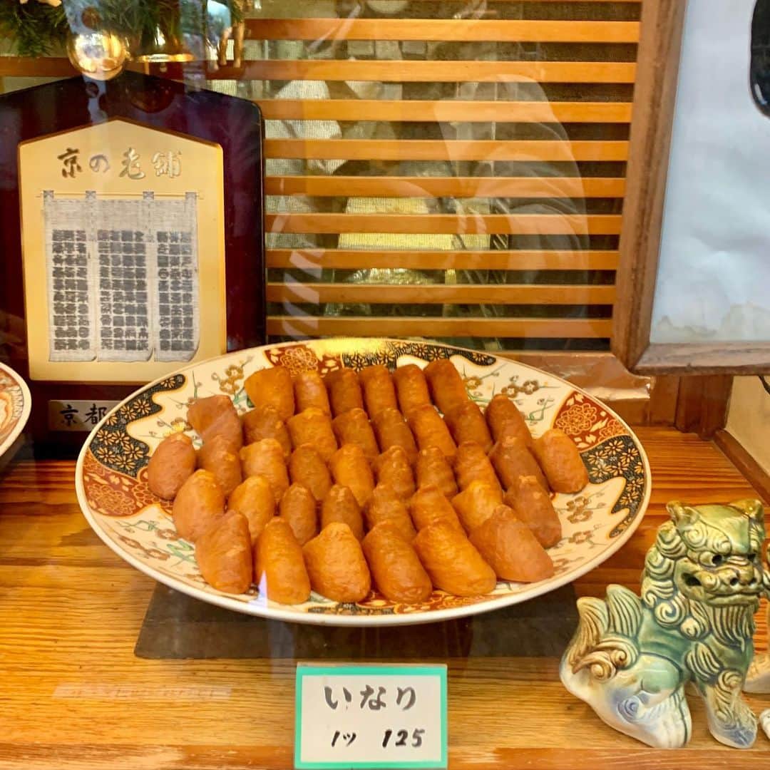 武井義明さんのインスタグラム写真 - (武井義明Instagram)「自分じゃ選ばなかったおみやげ。聞いてみるもんだなあ。家で温め直す用の蒸し寿司も買う。」12月5日 15時28分 - bebechef
