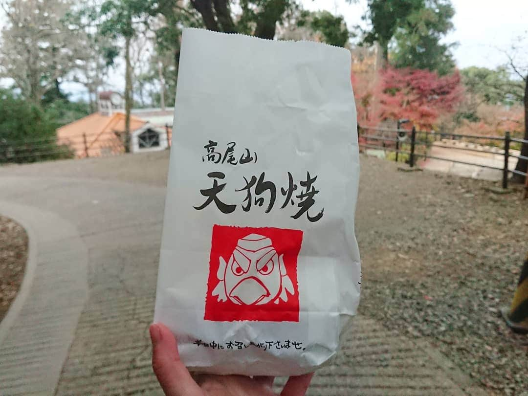 桜花さんのインスタグラム写真 - (桜花Instagram)「大好物の天狗焼き！！✨🍁👺  毎回しっかり食べます✨ 甘すぎない黒豆餡と、 もちもちの皮がたまらない、  大好きスイーツです✨  思い出しただけでまた食べたい🌷  あなたの大好きスイーツは何ですか？✨🍁  #天狗焼き   #高尾山  #スイーツ  #山登り  #名物  #山登り #山  #mountain #mountains  #mt.TAKAO  #takaosan #takaomountain #tenguyaki #山の日アンバサダー #山が好き  #私の山フォト」12月5日 15時32分 - mountainohka