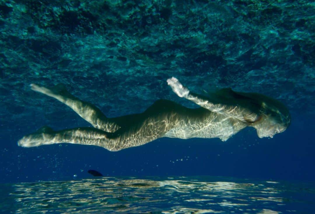 フェリシティー・パルマティアーのインスタグラム：「Skin Deep out now! The footage of this frame grab looks even cooler! The link is in my bio if you want to watch ☺️ frame grab: @fetchfilms #FlickPalmateerSkinDeep」