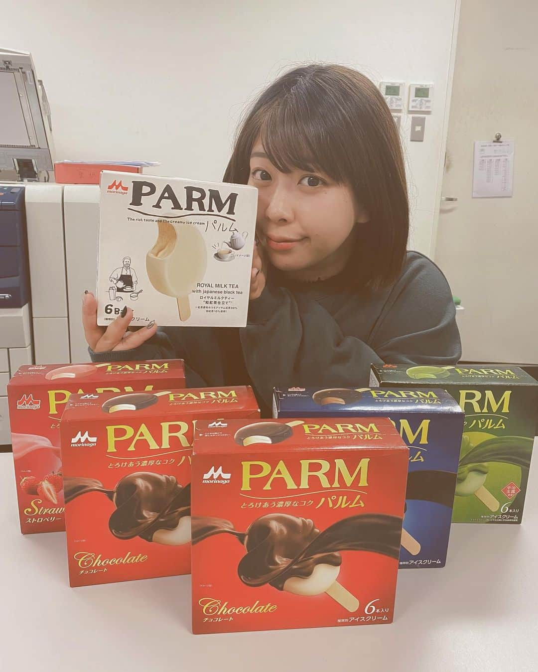 餅田コシヒカリさんのインスタグラム写真 - (餅田コシヒカリInstagram)「PARM大好きで一箱食べちゃうんだけれど、 それが番組で放送されてから、なんと！事務所にPARMが届きました！🍦🍦❤️❤️ 嬉しい幸せ😂 ありがとうございます❤️ こんなにたくさん種類あるんですよ！みんな知ってた？？  私のおすすめはロイヤルミルクティー！ ほんと大好き😍  #PARM #パルム #アイス #大好き #一生食べれる #冷凍庫ないから #事務所来るたび食べる #ありがとうございます　！！！ #インスタ映え #アイス映え」12月5日 15時35分 - koshihikarimochida0000