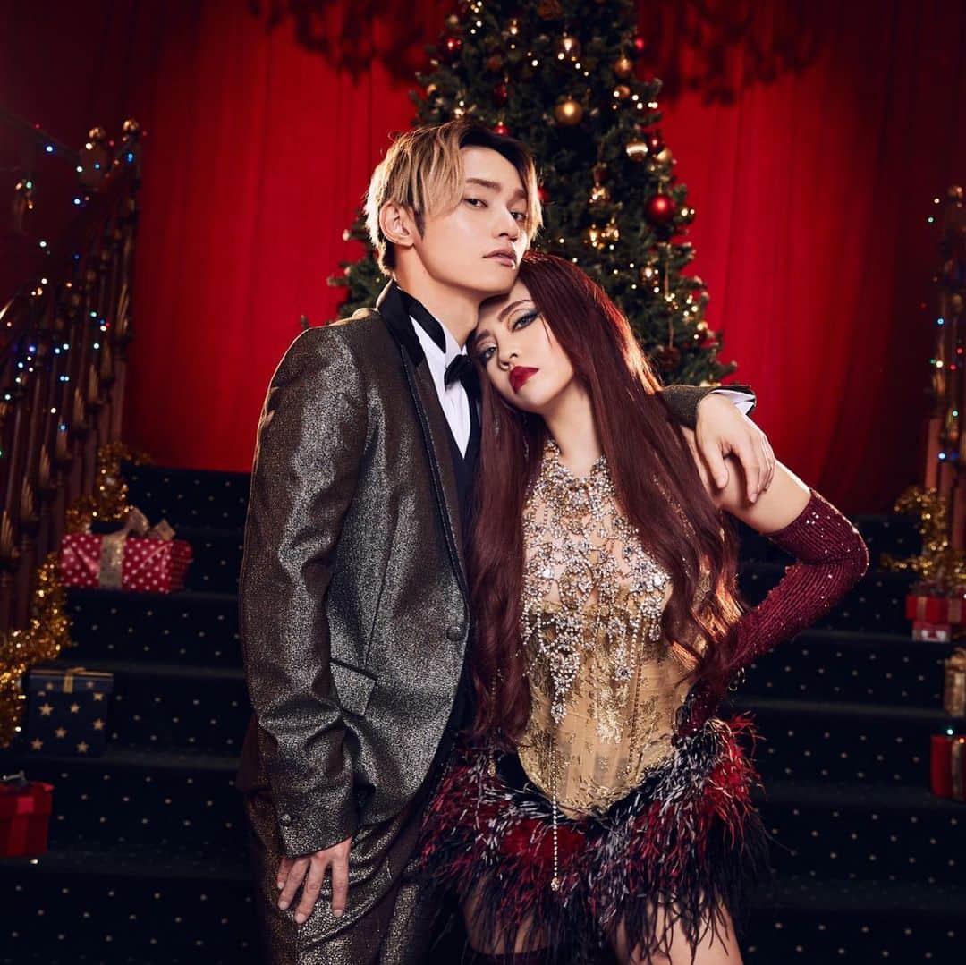 Block.fmさんのインスタグラム写真 - (Block.fmInstagram)「12月に入ったということで、ホリデーシーズンがスタート！ニュークリスマスリリースをチェックした？  Swipe for a handful of our favorites!👉. ・Christmas Blues by Sabrina Claudio ・Oh Santa! by Mariah Carey feat. Ariana Grande, Jennifer Hudson ・sympathy 4 the grinch by 100 gecs  ・Holy Moly Holy Night by ちゃんみな & SKY-HI ・Warm on a Christmas Night by HONNE ・The Message of Xmas by Chassol ・Winter Wonderland by beabadoobee ・December Baby by Jojo ・gift socks by Rin音 ・Another Year by FINNEAS」12月5日 10時10分 - blockfm