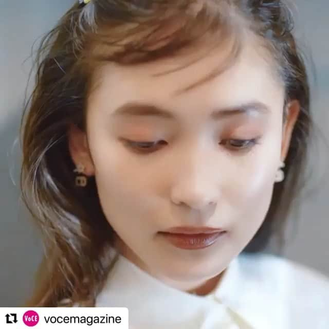 夏海のインスタグラム：「#Repost @vocemagazine with @make_repost ・・・ 本日4日(金)の「BeauTV～VOCE」は、25:55のオンエアー⏰ ・ 今宵のテーマは【2020下半期ベストコスメ　スキンケア編✨】 ・ 美容のプロたちが選び抜いた！いますぐ買うべきNo.1コスメを大特集😍 ・ ・ MC河北麻友子がVOCEエディターとたっぷり語り合い⚡️【スキンケア部門最優秀賞に輝いた絶品コスメをご紹介】 ・ 肌荒れなど、マスク生活の肌悩みに応えるコスメが話題！ ・ スキンケアが楽しくなるクリームや美容液が続々登場👍 ・ メイクレッスンは✨ ・ ヘア＆メイクアップアーティスト 長井かおりさんがベスコス受賞コスメを使って💋【マスクに映える赤メイク】😻😻😻 ・ さらに ・ 美容家 小林ひろ美さんが年末までにやってほしいスキンケア【フェイスラインの大掃除】をレッスン🤩🤩 ・ 💘キレイ💘が満載⏰25時55分@テレビ朝日のBeauTV～VOCE🖥をぜひ☝🏻チェックしてくださいね👀 ・ ・ ウェブサイト編集YF ・ ・ #vocemagazine #テレビ朝日 #河北麻友子 #長井かおり #小林ひろ美 #ベスコス2020 #VOCEベスコス #ベスコス2020下半期 #VOCEベスコス下半期 #ベスコスメイク #マスクメイク #赤メイク #スキンケア #フェイスライン #パナソニックビューティ #パナソニックビューティサロン銀座 #beautvvoce #金曜は夜更かしするとキレイになる」