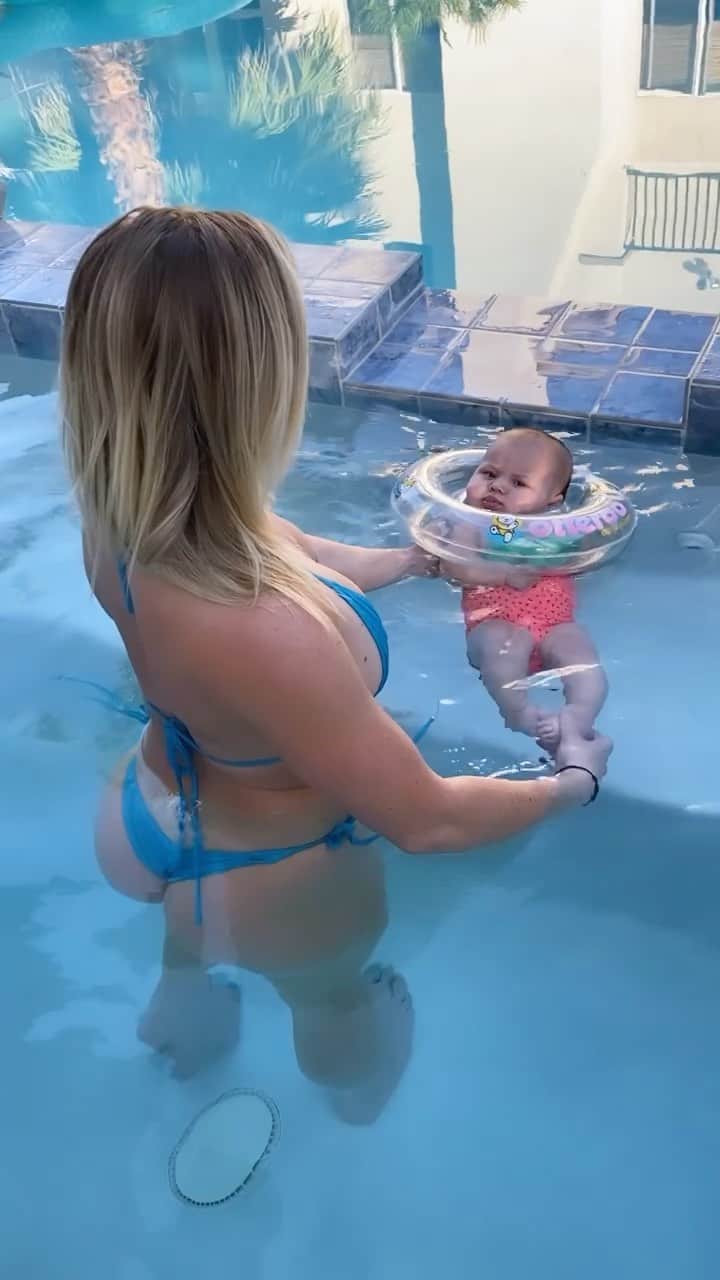 のインスタグラム：「Little @ariaskyekagan floating around at 5 months🥰 She loves being in the water🤗」