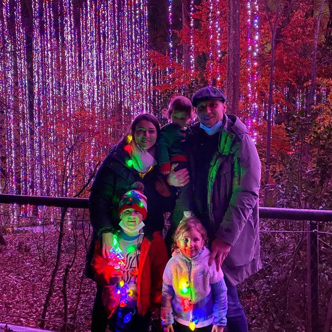 ブラッド・グザンのインスタグラム：「Great night @atlbotanical to see the 🎄lights!」