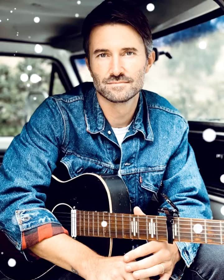 ブランドン・ジェンナーのインスタグラム：「Grown-Up Christmas List is out now!! I’ve been meaning to record this song for a few years now. It means so much to me seeing as though my mother and step-father wrote the song. Please add this one to your holiday playlist. Link in bio. Sending love ❤️ 📷 @cassymaywhite 🎸 @masonstoops 🎸 @josephabrahamayoub 🥁 @drumbyrd」