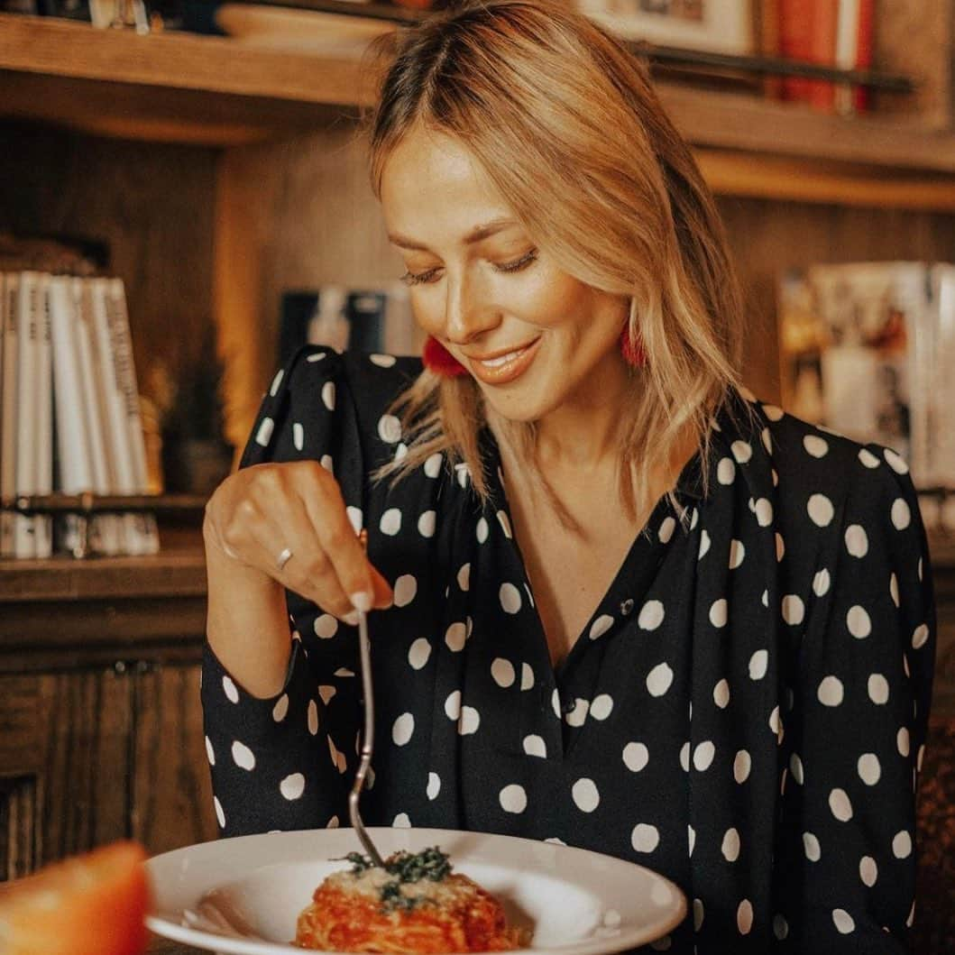 バネッサ・ハッペンコゼンのインスタグラム：「Cheat day! 1 día a la semana como lo que más me gusta.... pedí una pasta con mucho parmesano por @didifoodmx 😃 Utiliza mi Código "VANEFOOD" y recibe $150 mxn en cupones. Válido para nuevos usuarios de CDMX.」