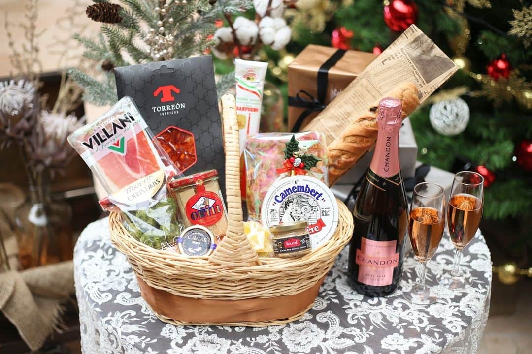 ANA CROWNE PLAZA NARITAのインスタグラム：「【Christmas Hamper】 . 日頃の感謝の気持ちを込めてお世話になった人に贈れば、 喜ばれること間違いなしのギフトをご用意いたしました。 素敵なものがたくさん詰め込まれたハンパーで、 おうちクリスマスをより素敵に✨より豪華に✨ . 「Hamper（ハンパー）」とはカゴバッグの中に食材やワインなどを詰め合わせて贈るイギリス生まれの習慣で、クリスマスシーズンに美味しいものをたくさん詰めたものを「クリスマスハンパー」と呼び、クリスマスギフトの定番です🎅 . ご予約・詳細はこちら▽ https://www.anacrowneplaza-narita.jp/restaurant/ceres/menu/detail/?id=81&c=lunch . ◆お客様の安全・安心と感染症拡大防止を最優先として以下の取り組みを実施いたしております◆  ・店舗入口には、発熱や咳など異常が認められる場合は店内飲食をお断りさせていただいております。 ・お客様の入店時に検温をお願いしております。 ・店舗入口には手指消毒用に消毒液を用意しております。 ・店舗入口及び、食事中以外はマスクの着用をお願いしております。 ・従業員はマスク着用を義務付けております。 ・飛沫感染・接触感染を防止するために席数を減少して十分な間隔をとったテーブルレイアウトにしております。 ・店内が混み合う場合は入店を制限しております。 ・お客様が入れ替わる都度、テーブルを消毒しております。 ・お支払い、受け渡し時はキャッシュトレーを使用いたします。 . ホテル公式Facebook▽ https://m.facebook.com/anacrowneplaza.narita . ホテル公式Instagram▽ https://www.instagram.com/anacrowneplaza_narita/ . ホテル公式LINE▽ https://lin.ee/1uofs8ueK」