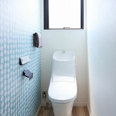 西本ハウスのインスタグラム：「💙 【水まわり特集】  🚪Rertroom② 安佐南区山本新町 ZERO-CUBE FREAK'S  【モデルハウス見学予約受付中🏠】 土日祝はもちろん平日でも色々なスタイルのモデルハウスをご見学いただけます😊🎈  場所:安佐南区山本新町（春日野）  イベント情報はこちら▼ @nishimoto_house ⇧プロフィールのURLよりご覧いただけます👀  #西本ハウス #広島県 #工務店 #ZEROCUBE #ゼロキューブ #グッドデザイン賞 #1000万円からはじめる家づくり #子育て世代の家  #子育て世代の家づくり #デザイン住宅  #デザイナーズ住宅 #新築一戸建て #マイホーム #新築マイホーム #注文住宅 #規格住宅 #家づくり #暮らしを楽しむ #セミオーダー住宅 #セミオーダー #セミオーダーハウス #広島建売 #建売 #分譲住宅 #分譲中 #広島分譲住宅」