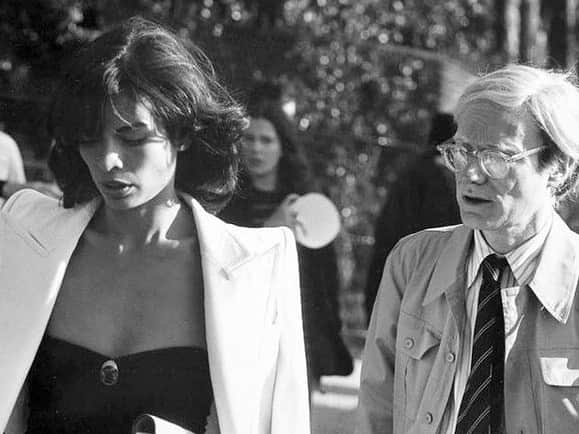 Meganさんのインスタグラム写真 - (MeganInstagram)「Bianca Jagger with Andy Warhol in Paris, 1977 〰 photo by Patrick Siccoli . . . . #biancajagger #andywarhol #paris」12月5日 10時39分 - zanzan_domus