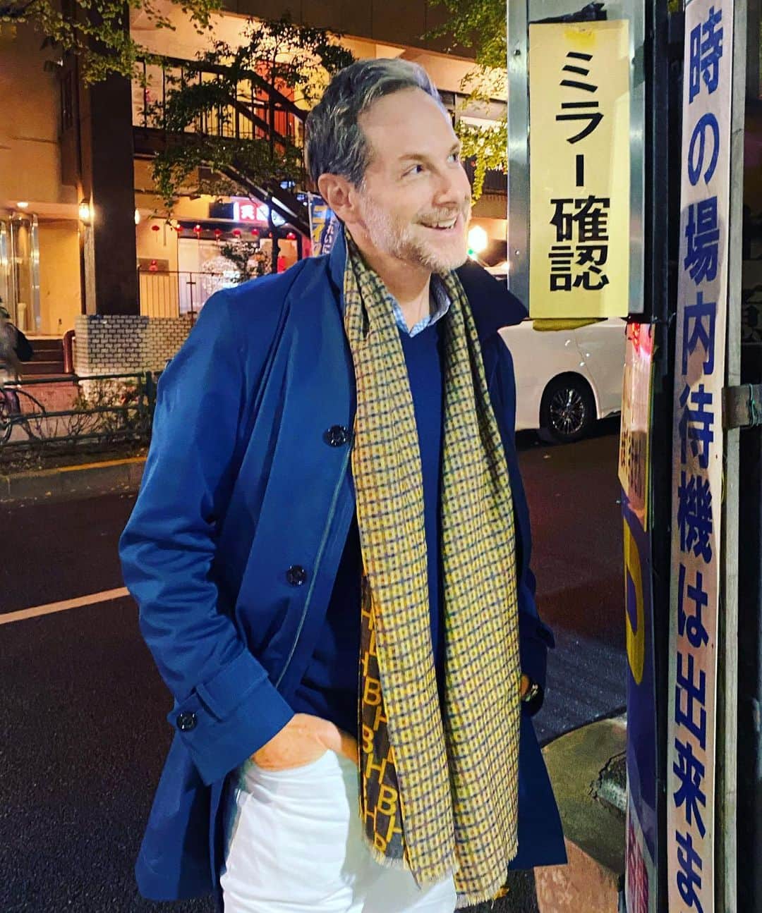 のインスタグラム：「セオドール・ミラーくんのミラー確認❣️  かわゆい。。。好き。。  @theodoremillertokyo   #ただの公開ノロケです❣️すみません。 #この文字を見つけて駆け寄りふざける少年の心❤️ #そして何より心溶かす可愛すぎる笑顔😊❤️ #もうどうしたら良いのでしょう可愛すぎて悶絶の日々。。。❤️ #私は毎日テディミラーの可愛さ確認してます😍 #私もよく考えたらミカアンミラーでした😍 @theodoremillertokyo」