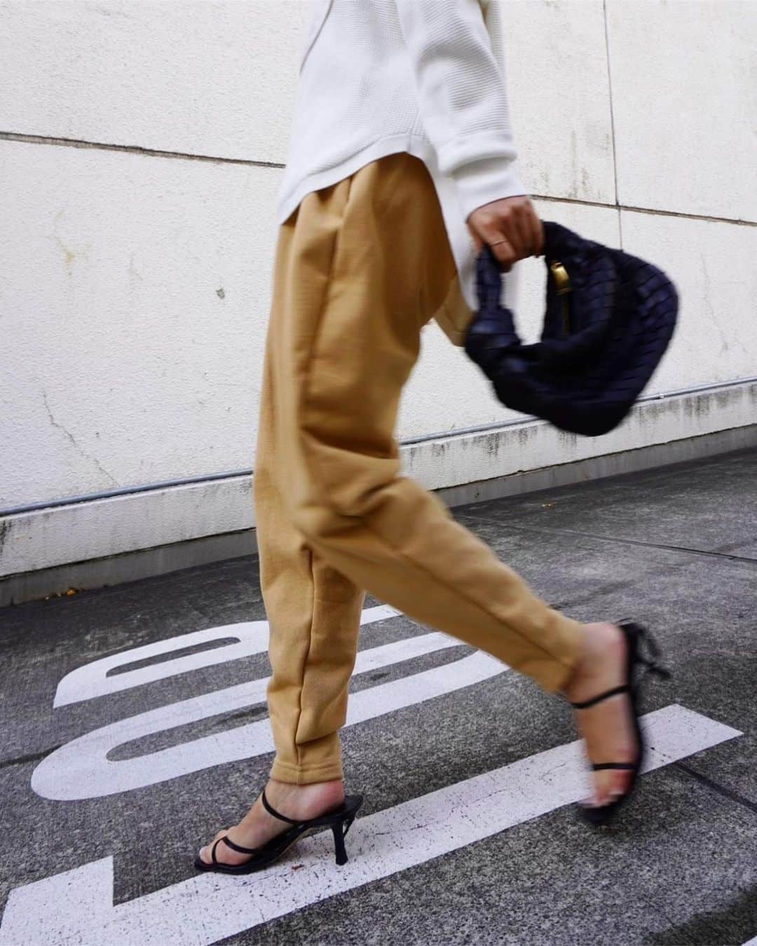のインスタグラム：「【先行受注】 @etretokyo  #2021ETRE_ss   ETRÉ TOKYOで初めて作った スウェットパンツ  ⚪️テーパードスウェットパンツ  タウンスタイリングにはまる様に フロントは綺麗めな仕立てで背面のみゴム仕様です。  ジャージ感無し💪 私は156cmでスウェットはホッコリしがちだから 綺麗めに履ける様にシルエットに拘って作りました！   S.M2サイズ展開  🍌バナナシルエットでスタイリングの主役になるパンツトップスはシンプルにカットソーやジャケットで◎  シューズはサンダルや、ブーツ 勿論スニーカーも◎です😎  🌿2021 SPRING COLLECTION PRE ORDER  ⚪️ONLINE STORE 12/10(木)19:00 -12/17(木)12:00PM  ⚪️LUMINE SHINJUKU 12/10(木) -12/16(水)  #etretokyo #春服 #春#春コーデ#156cm#bottegaveneta#YouTube」