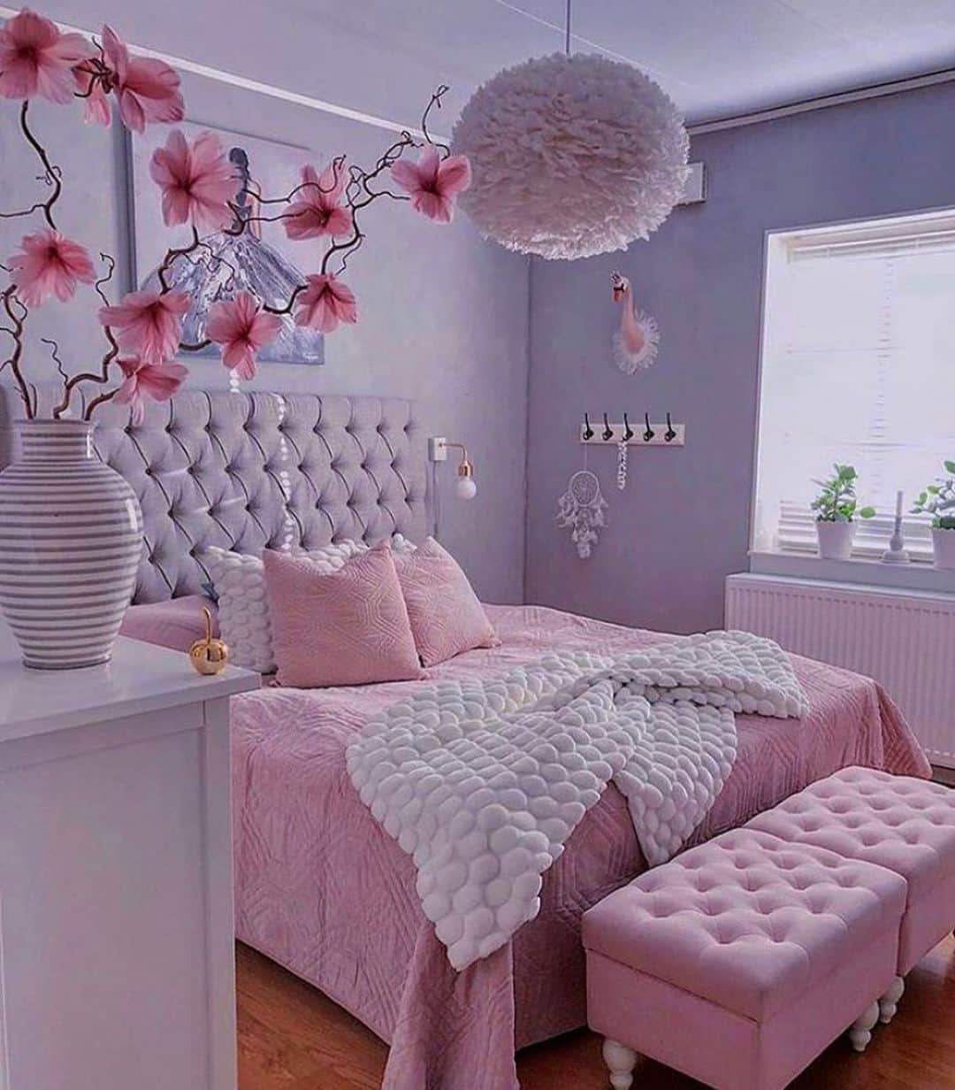 Crazy Roomsのインスタグラム：「How beautiful is this pink room 😍 by @mahlinsgodbitar」