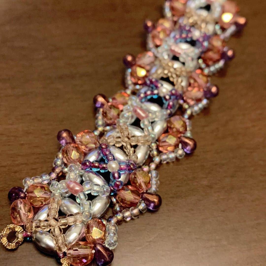 のインスタグラム：「ビーズのレース　ゴム引きなので伸びるよ  #ビーズステッチ #ビーズ #ビーズアクセサリー #ヴィンテージビーズ #ビーズブレスレット #チェコビーズ #ビーズ編み #ビーズワーク #ビーズジュエリー #ビーズ細工  #beads #seedbeads #beadsbracelet #miyukibeads #beadsjewelry #beadswork #beadsaccessory #czechbeads」