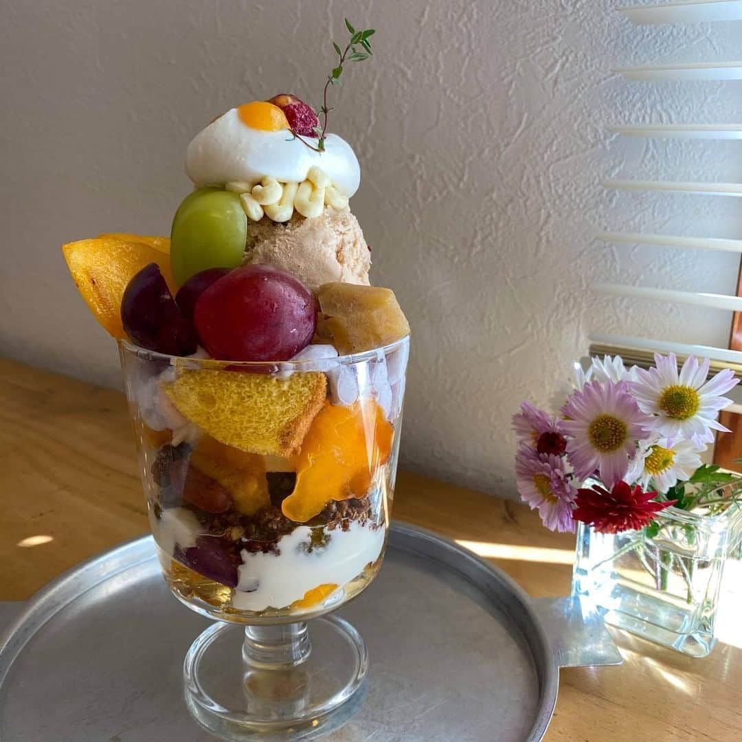 あなたのLOVE CHIBA教えてキャンペーンさんのインスタグラム写真 - (あなたのLOVE CHIBA教えてキャンペーンInstagram)「【らぶちばseason9: @nao_memories　 さん】の投稿をご紹介📸  千葉市にあるタンジョウファームの #秋パフェ 美味しそう！ 5種のカラフルなサツマイモをつかったクリーム、渋皮栗アイス、かぼちゃシフォンと白イチジクのコンポート。 柿のソースとクリームチーズホイップの上にチョコグラノーラと盛りだくさん。 秋の恵みがいっぱいですね🍠🌰🎃  12月上旬からはクリスマスパフェが登場するそうです🎅 感染拡大予防対策で席数を制限しています。 事前予約してからお出かけください。  【タンジョウファーム公式サイト】 https://www.tanjofarm.net/%E3%83%95%E3%82%A1%E3%83%BC%E3%83%A0%E3%82%AD%E3%83%83%E3%83%81%E3%83%B3/  --------------------------- ／ Season9スタート！ 募集期間：2021年3月31日まで ＼  千葉県の魅力あふれるラブちば写真を投稿して、 プレゼントをGETしよう！！ 毎月30名様に、チーバくんグッズや千葉県の特産品が当たります✨  応募方法： Instagram応募とWebフォーム応募の2種類。  プレゼントはプロフィール欄のリンクから 公式サイト（https://love-love-chiba.jp/）でチェック！  公式サイトからフォーム投稿方法▼ https://love-love-chiba.jp/entry  Instagram投稿方法▼ ①公式Instagramアカウント『@love.love.chiba』をフォロー ②２つのハッシュタグをつけて、千葉の魅力あふれる写真をシェア #らぶちば9に応募 . 希望するプレゼントをどれか一つハッシュタグでつける #チバザビーフ #銚子つりきんめ #野菜ボックス #チーバくんリュック . （例） 館山市の〇〇海岸の景色がとってもきれい！ 夕暮れどきもおすすめだよ♪ #らぶちば9に応募　#チーバくんリュック ＊ ＊ ＜千葉県を旅行される皆さまへ＞ 旅先でも、人との距離の確保や、マスクの着用、手洗い、「3つの密」を避けるなど、「新しい生活様式」を実践し、 県内を観光していただきますようお願いします。 *  #らぶちば #loveloveCHIBA #パフェ #千葉カフェ #タンジョウファームキッチン #スィーツ #parfait #sweet  #スイーツ #おやつ #甘いもの #デザート #千葉グルメ #サツマイモスイーツ  #カフェ巡り #カフェ #パフェ部 #千葉観光 #甘いもの」12月5日 10時44分 - love.love.chiba