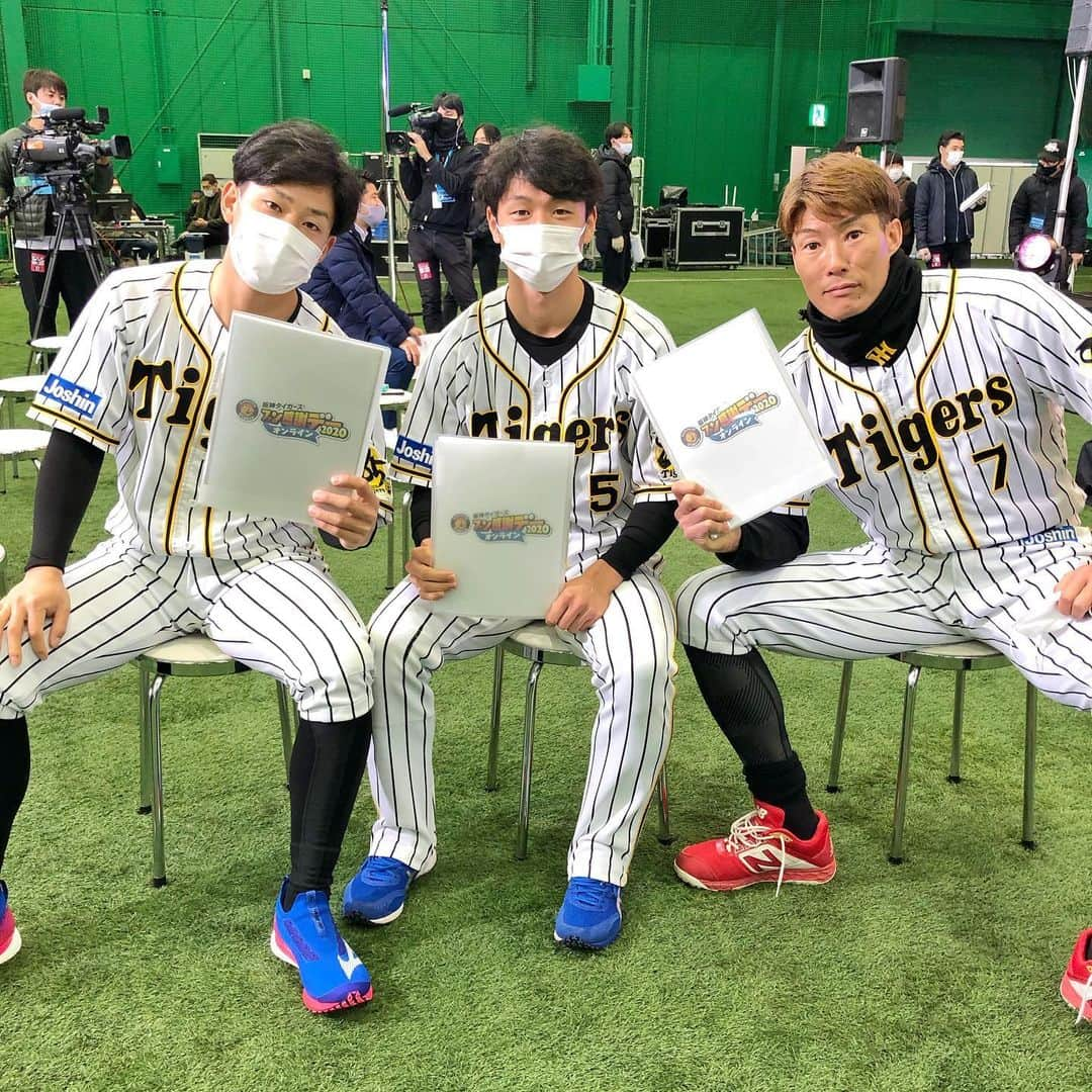 阪神タイガースさんのインスタグラム写真 - (阪神タイガースInstagram)「本日12時から「ファン感謝デー2020」をオンラインで開催！虎テレからぜひご覧ください！リハーサル中の糸井選手糸原選手近本選手をお届けします📸  #糸井嘉男 選手 #糸原健斗 選手 #近本光司 選手 #阪神タイガース #ファン感謝デー」12月5日 10時55分 - hanshintigers_official