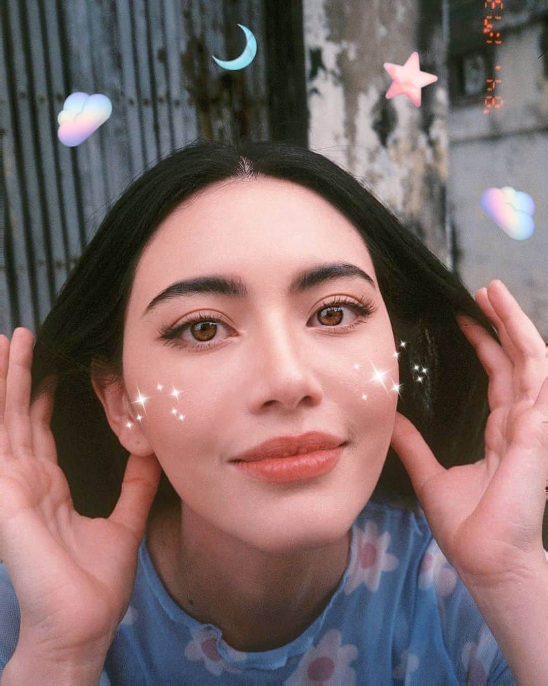 マイ・ダーウィカーのインスタグラム：「ฟรุ้งฟริ้งงงง ☁️🌈✨🌻 #davifilm」
