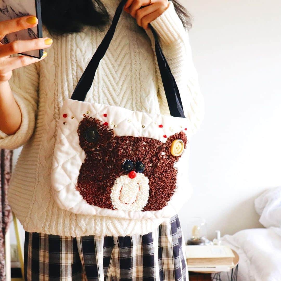 handmade shopのインスタグラム：「オンラインショップopenしました✨﻿ ﻿ プロフィールのリンクから﻿ アクセスしてください😊﻿ ﻿ 写真のくまバッグ🧸は6年前の作品﻿ (sold outになりました🌼)﻿ ﻿ 時間をかけて作ったからこそ﻿ なかなか販売に踏み切れず﻿ ずっと私の手元にいました👐﻿ ﻿ 当時働きながら制作したので﻿ 出来上がるのに1ヶ月ぐらいかかった🤭﻿ ﻿ 私のもとにいても作品が可哀想なので﻿ 今回思い切って販売しました♡﻿ ﻿ 他にも刺繍の作品はありますのでぜひ﻿ オンラインショップをご覧ください😊﻿ ﻿ 🐝全てハンドメイド作品です﻿ 既製品のような作りを求める方は﻿ ご購入をご遠慮ください﻿ ﻿ 💘金具の変更はできません🙅‍♀️ ﻿ ﻿ 🇯🇵発送は日本国内のみです﻿ ﻿ 🙏銀行振込やコンビニ払いは期日があります﻿ 余裕を持ってご注文ください﻿ ﻿ 🐠過去作品も販売しております♡﻿ ぜひそちらもチェックしてみてください✨﻿」