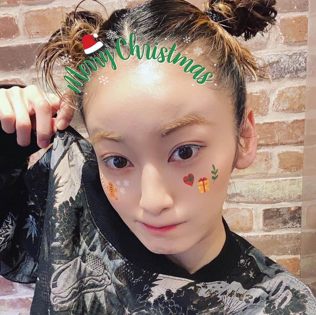西山茉希さんのインスタグラム写真 - (西山茉希Instagram)「ちびちびさんのお遊戯会に。 クリスマス気分で行ってみるオカン。  夜20:00からのTwitterライブ配信まで、 今日はあっちゃこっちゃday！！！  #ホットドック柄 #おろしました #🌭   @noisemaker_jpn」12月5日 10時49分 - maki.nshiyama50