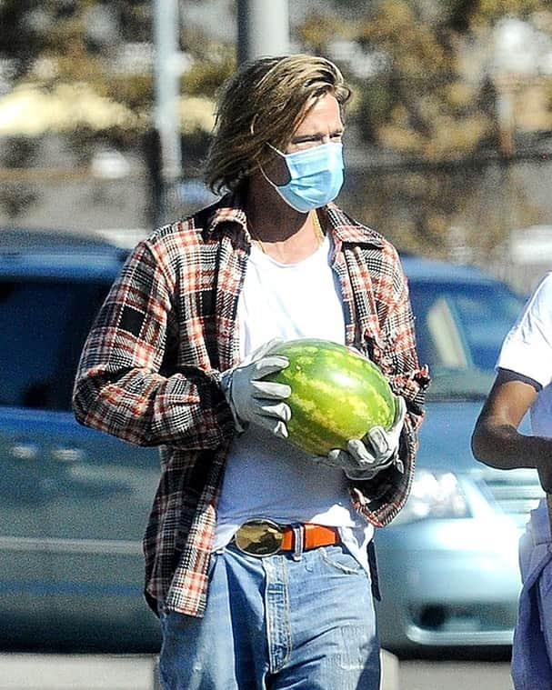 ジェニファー・グレイのインスタグラム：「oh braaad... stop flirting! #hecarriedawatermelon i know i’m a lil behind #catchingup #dontgetoutmuch 🍉 #bradpitt」