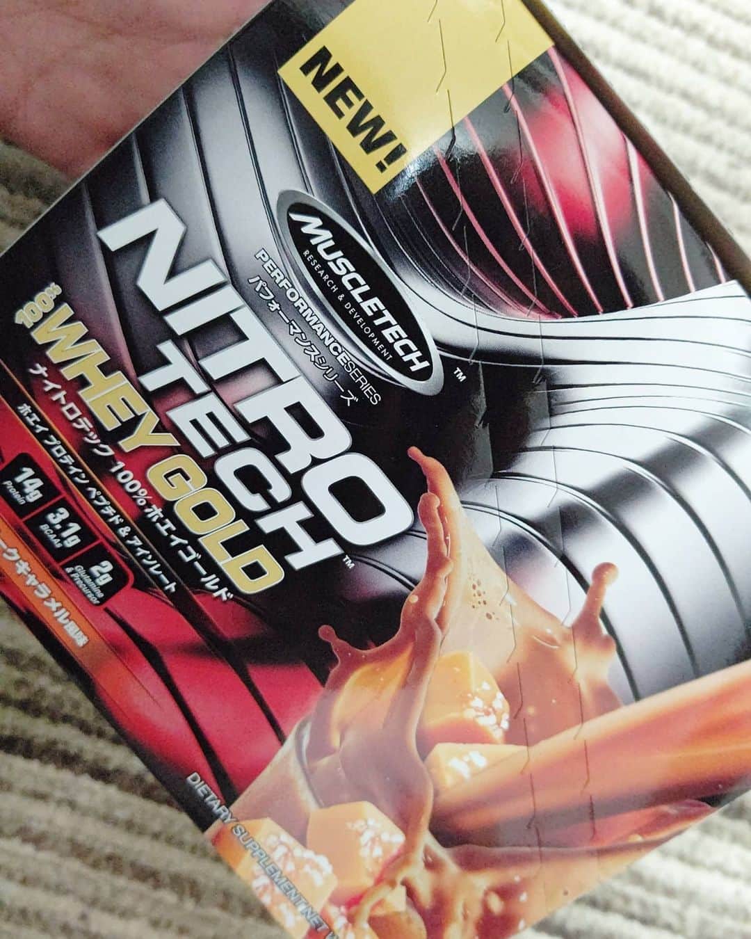 松浦麻里奈さんのインスタグラム写真 - (松浦麻里奈Instagram)「@atenas1a　マッスルテック『NITRO TECH 100% WHEY GOLD』 の、ニューヨークキャラメル風味が美味かった🥺✨  加水分解された消化吸収の早い「ホエイペプチド」 脂肪、乳糖が少ない「ホエイプロテインアイソレート」 そして「ホエイプロテインコンセントレート」 の3種類が特徴で  スプーン2杯約３５グラムで、 BCAA5.5g、グルタミン4gと 前駆体を含有する超高級タンパク質25g が含まれてるそうなヽ((◎д◎))ゝ  水に溶けやすいし、ドリンクとして美味しく飲める🤗🌸 デザートみたいな感覚🥰💓  不足しがちなタンパク質の補給に🤤  #マッスルテック#ボディメイク#キャラメル#ドリンク#Drink #pr#美容#美容好き #美容好きな人と繋がりたい  #プロテイン#運動#女子力#beauty#Beautycare  #beautyandthebeast #美肌#美肌作り #体内改善  #diet#ダイエット#ダイエット部 #dietsupport  #スポーツ#マッスル #bodycare #bodymake #bodybuilding #デザート#Dessert」12月5日 10時54分 - ay114.831m
