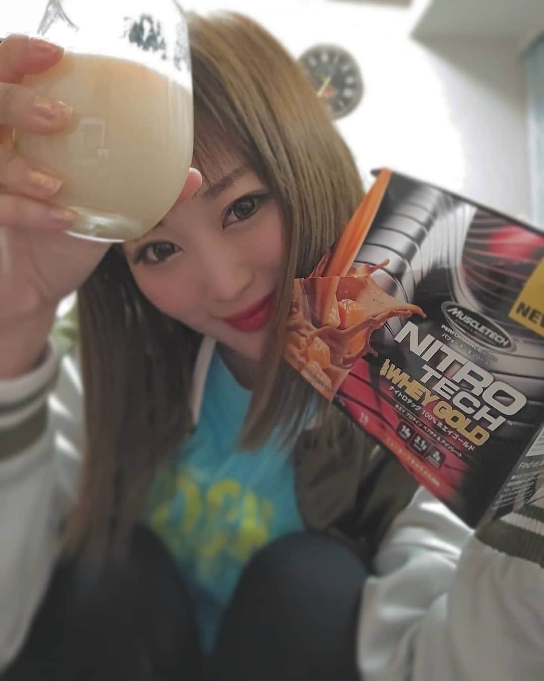 松浦麻里奈のインスタグラム：「@atenas1a　マッスルテック『NITRO TECH 100% WHEY GOLD』 の、ニューヨークキャラメル風味が美味かった🥺✨  加水分解された消化吸収の早い「ホエイペプチド」 脂肪、乳糖が少ない「ホエイプロテインアイソレート」 そして「ホエイプロテインコンセントレート」 の3種類が特徴で  スプーン2杯約３５グラムで、 BCAA5.5g、グルタミン4gと 前駆体を含有する超高級タンパク質25g が含まれてるそうなヽ((◎д◎))ゝ  水に溶けやすいし、ドリンクとして美味しく飲める🤗🌸 デザートみたいな感覚🥰💓  不足しがちなタンパク質の補給に🤤  #マッスルテック#ボディメイク#キャラメル#ドリンク#Drink #pr#美容#美容好き #美容好きな人と繋がりたい  #プロテイン#運動#女子力#beauty#Beautycare  #beautyandthebeast #美肌#美肌作り #体内改善  #diet#ダイエット#ダイエット部 #dietsupport  #スポーツ#マッスル #bodycare #bodymake #bodybuilding #デザート#Dessert」