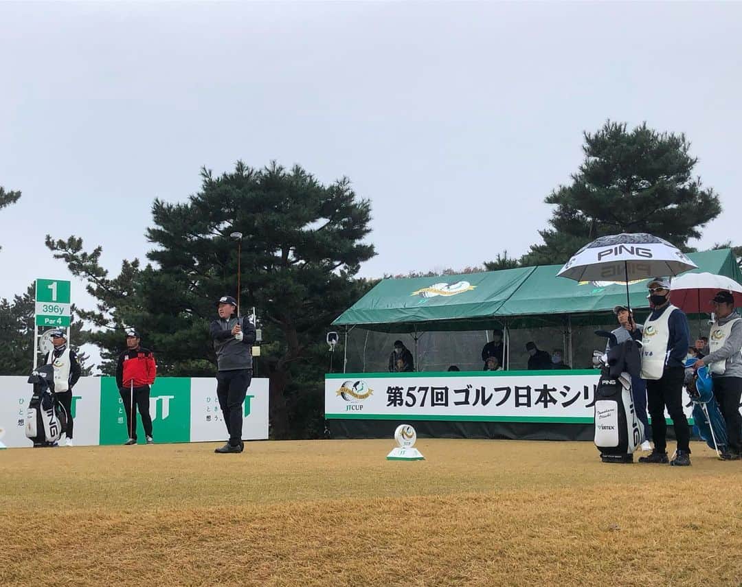  JGTO 男子プロゴルフツアーさんのインスタグラム写真 - ( JGTO 男子プロゴルフツアーInstagram)「『ゴルフ日本シリーズJTカップ』第3ラウンドがスタートしました！⛳️ 今日は朝から小雨が降ったりやんだりで、肌寒い朝になりました☔️☁️ 今日トップに立って、明日の最終日を迎えるのは誰か？！🤔 ぜひ今日の熱い戦いを日本テレビ系列（13:30〜14:55 LIVE中継）の放送にてご覧になってください！📺💁 #jgto #golftournaments #男子ゴルフ #ゴルフ日本シリーズjtカップ #東京よみうりカントリークラブ #藤田寛之 #岩田寛 #大槻智春 #金谷拓実」12月5日 10時59分 - japangolftour