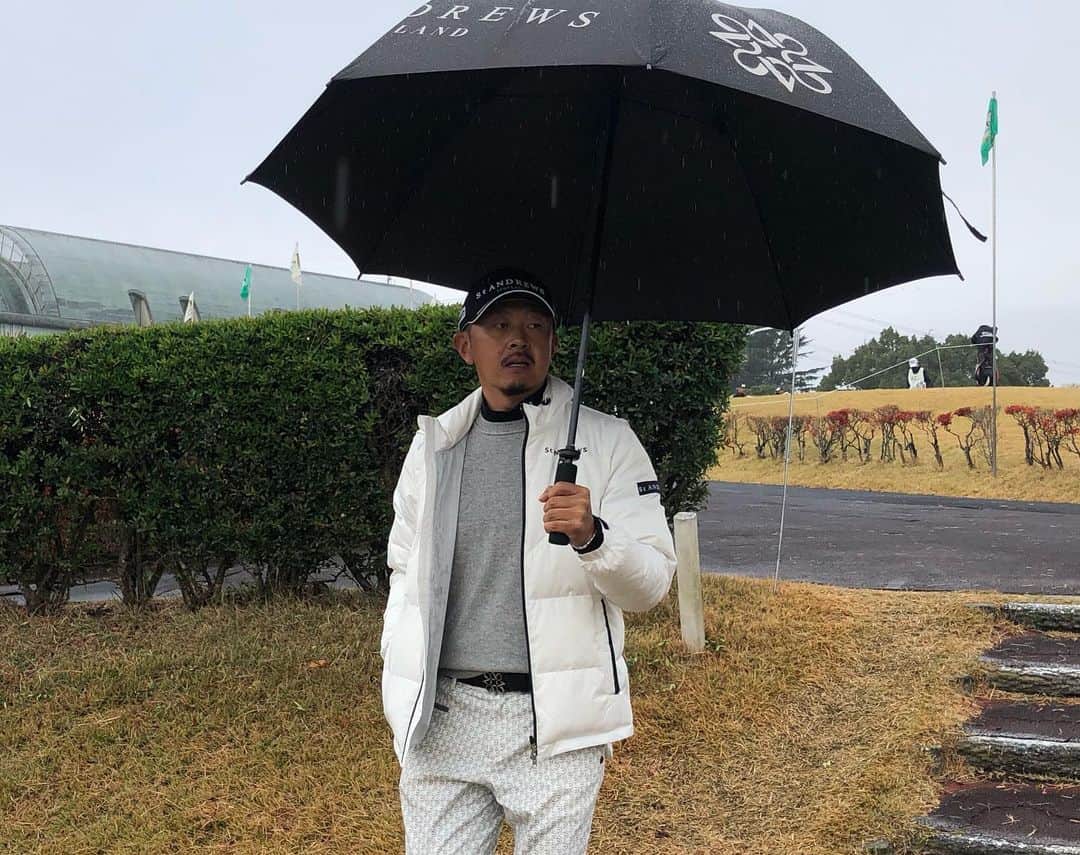  JGTO 男子プロゴルフツアーさんのインスタグラム写真 - ( JGTO 男子プロゴルフツアーInstagram)「『ゴルフ日本シリーズJTカップ』第3ラウンドがスタートしました！⛳️ 今日は朝から小雨が降ったりやんだりで、肌寒い朝になりました☔️☁️ 今日トップに立って、明日の最終日を迎えるのは誰か？！🤔 ぜひ今日の熱い戦いを日本テレビ系列（13:30〜14:55 LIVE中継）の放送にてご覧になってください！📺💁 #jgto #golftournaments #男子ゴルフ #ゴルフ日本シリーズjtカップ #東京よみうりカントリークラブ #藤田寛之 #岩田寛 #大槻智春 #金谷拓実」12月5日 10時59分 - japangolftour
