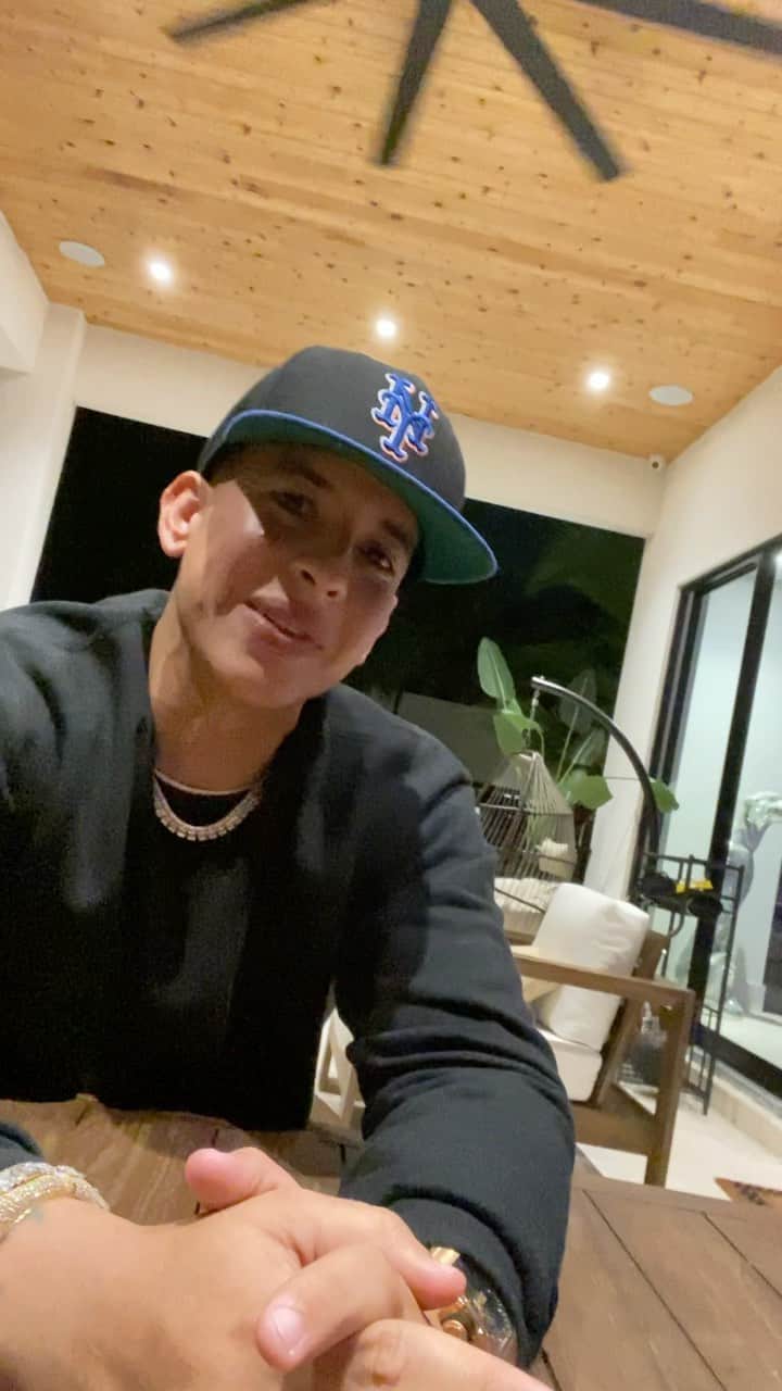 ダディー・ヤンキーのインスタグラム：「Quiero leerlos 👇🏼 Cómo estuvo la primera parte del concert ? Ya está disponible en todas las plataformas digitales y en YouTube ! Que disfruten desde PR 🇵🇷 con mucho Cariño y Respeto ✊🏼 #Daddyyankee #Daddyyankee2k20live」