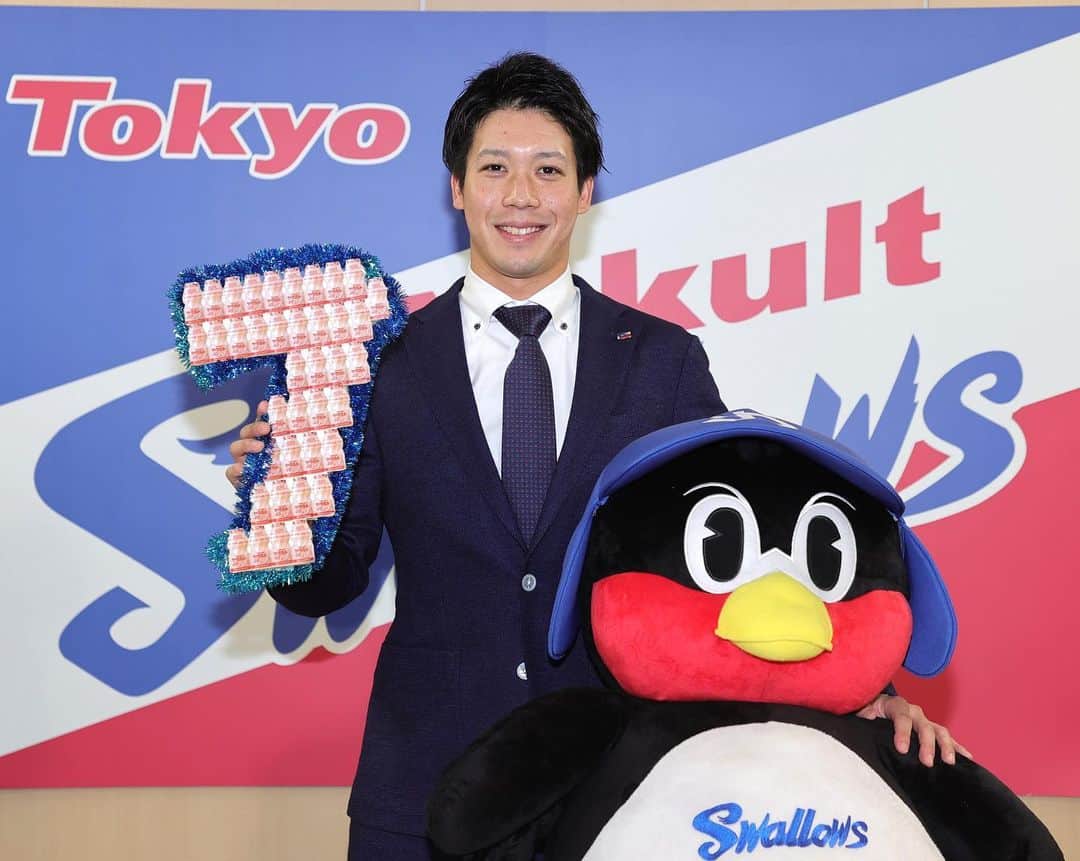 山田哲人のインスタグラム：「この度FA権を行使せず、ヤクルト球団に残留する事に決めました。﻿ そして青木さんから引き継ぎ、キャプテンを務める事になりました。﻿ また来年も神宮球場でお会いしましょう！﻿ ﻿ #山田哲人 #tetsutoyamada #ty1」