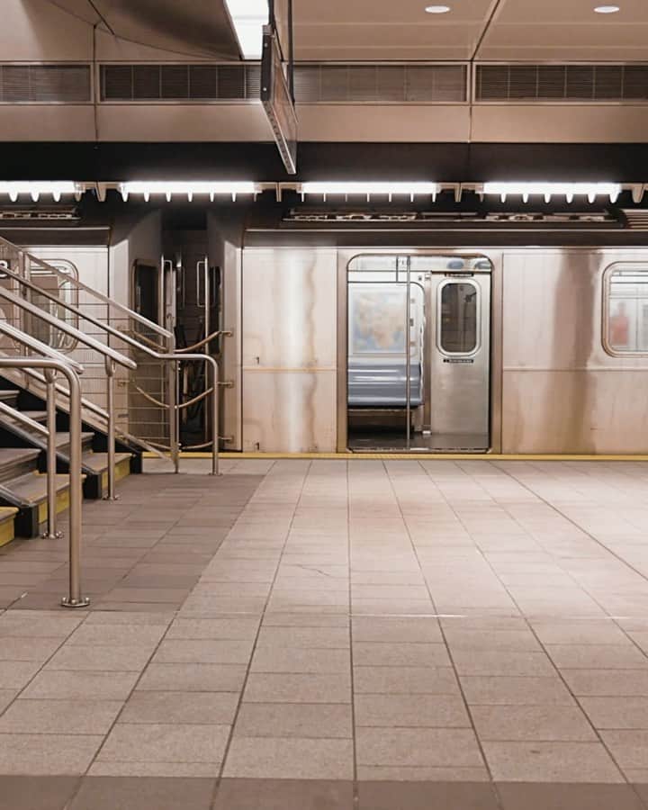 ケネスコールのインスタグラム：「As our film in NYC’s subway says, when it comes to wearing a mask on public transport, EVERYONE MUST GET ON BOARD. #StaySafe #WearAFuckingMask #ProtectEachOther  When you shop at KennethCole.com, we’ll donate to The New York Public Library in support of The Harry Belafonte Black Liberation Speaker Series. Info link in bio.」