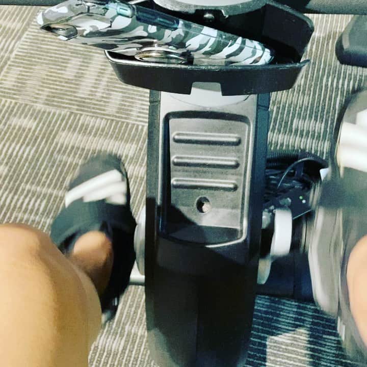 ごあきうえのインスタグラム：「脚の親指以外は大丈夫なんで、上半身はトレーニング出来るんですよ。  下半身と走るのがね。×××  なのでバイクで頑張ってます。 親指さえあたらなければ大丈夫なんです。 テレビ観ながら楽チン♪ 一応、最大負荷で1時間。  #バイクマシン #バイクマシーン #室内バイク　#エアロバイク　#フィットネスバイク #ExerciseBike #헬스장　#アンミカ」