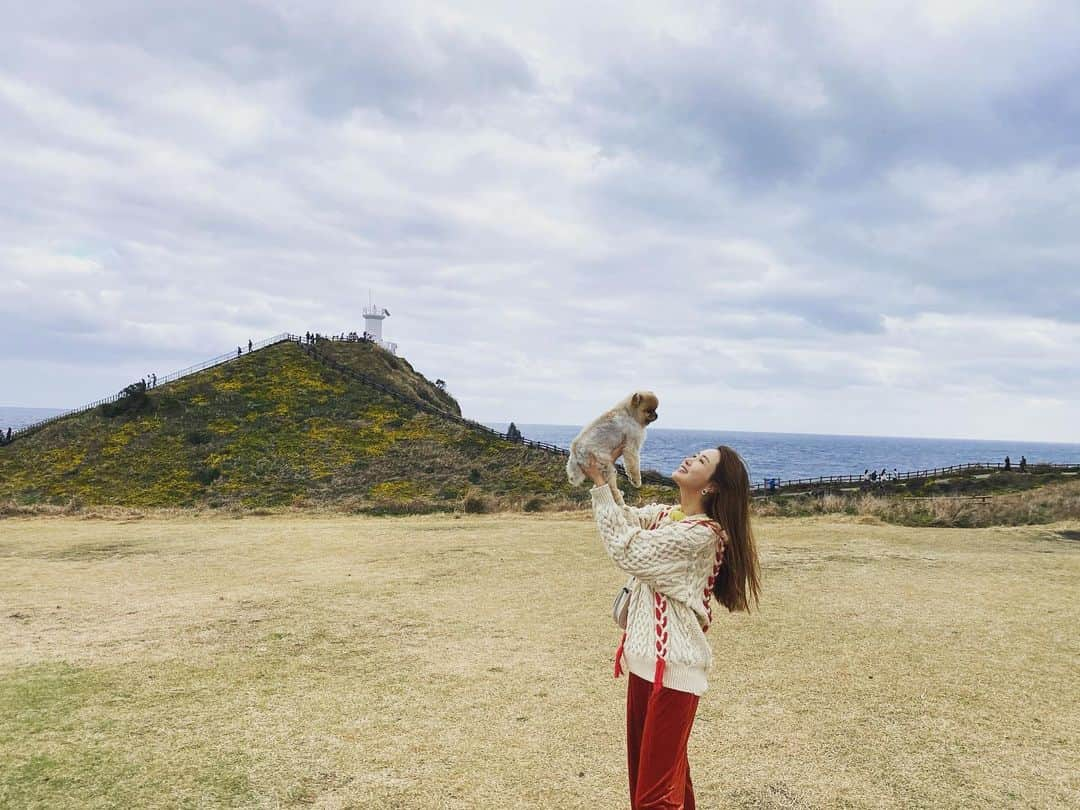 イ・ダヘさんのインスタグラム写真 - (イ・ダヘInstagram)「저번에 촬영차 #제주도 갔을때 @heart_greaten 과 남겼던 #추억 #앨범 #뒤져보다가 #발견 마지막사진 #그레이튼 귀가 어딨지?  #올백스타일 #쪼꼬미」12月5日 11時13分 - leedahey4eva