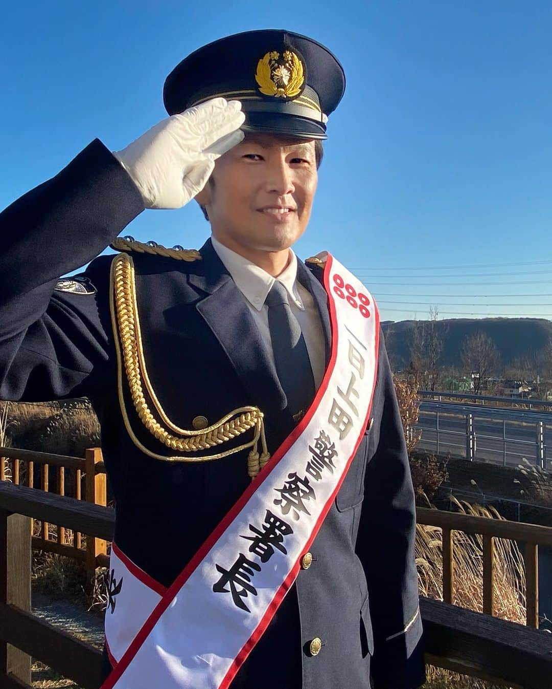 丸山智己さんのインスタグラム写真 - (丸山智己Instagram)「地元、長野県上田警察署の一日警察署長を務めさせていただいました。 実家のすぐそばの道の駅で、特殊詐欺防止、交通安全の啓発活動をさせていただきました。 寒い中わざわざ足を運んでくださいましてどうもありがとうございました。 上田地区でも特殊詐欺などの被害が増えているようです。 また年末にかけて交通事故も多くなります。 皆さんで協力しあって、どうか安全で安心な年末年始をお迎えください！  地元を離れて20年以上、僕のルーツであるこの地でこのような名誉ある大役を仰せつかったことは、身が引き締まる思いです。 まだまだ何者でもない私ですが、これからも素晴らしい作品に携われるよう、一つ一つ真摯に向き合っていきたいと思います。 いつもたくさんの応援、本当にありがとうございます。  ここにきてコロナウィルスの感染者も増えています。 皆さんどうかお気をつけください。  #長野県　#上田市 #上田警察署　#一日署長 #東御市　#医療従事者の皆様ありがとう」12月5日 11時14分 - tomomi.maruyama0327